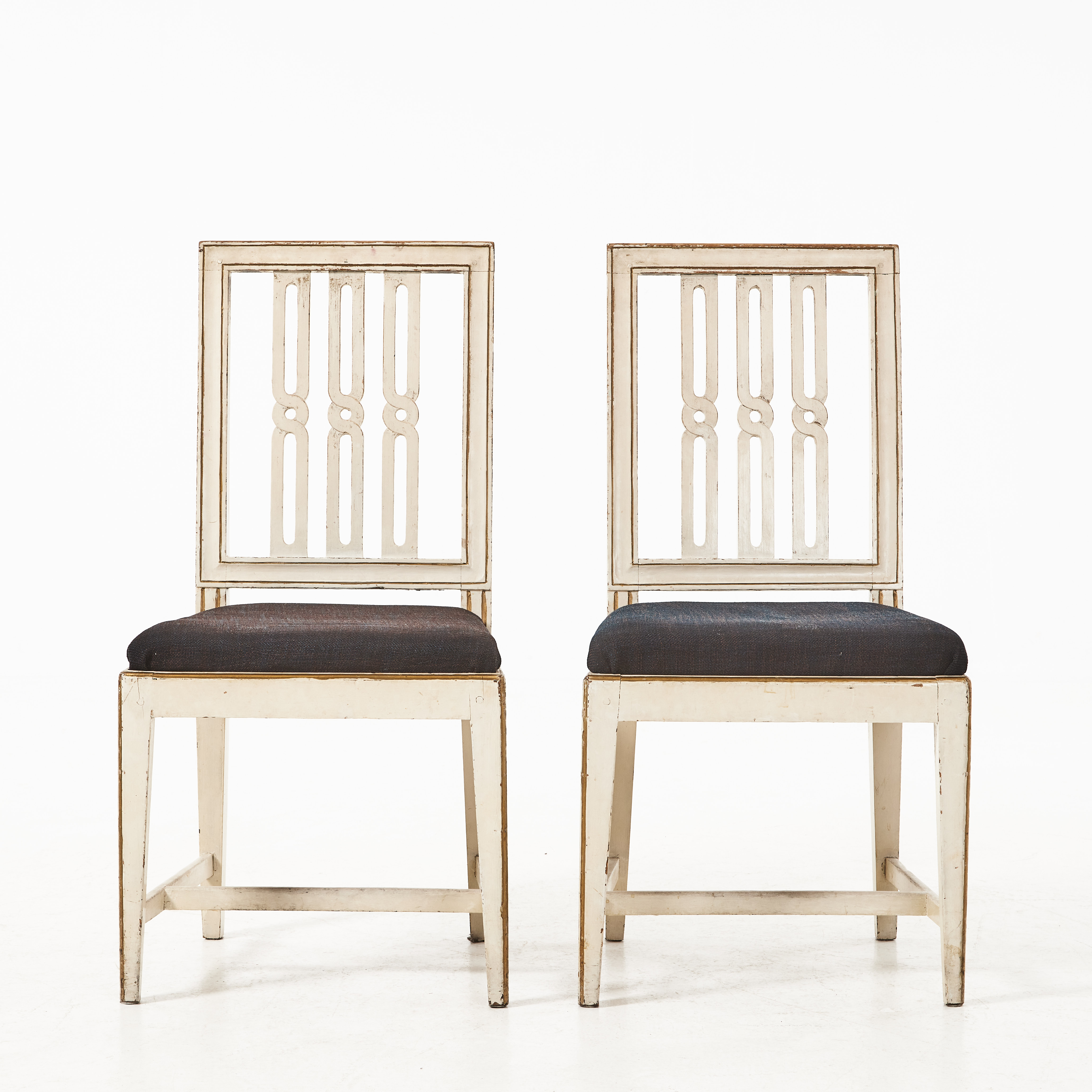 STOLAR, 1 par, 1800-tal, gustaviansk, provinsarbete, skuren dekor, bemålade med bronserade detaljer, lös stoppad sitts.