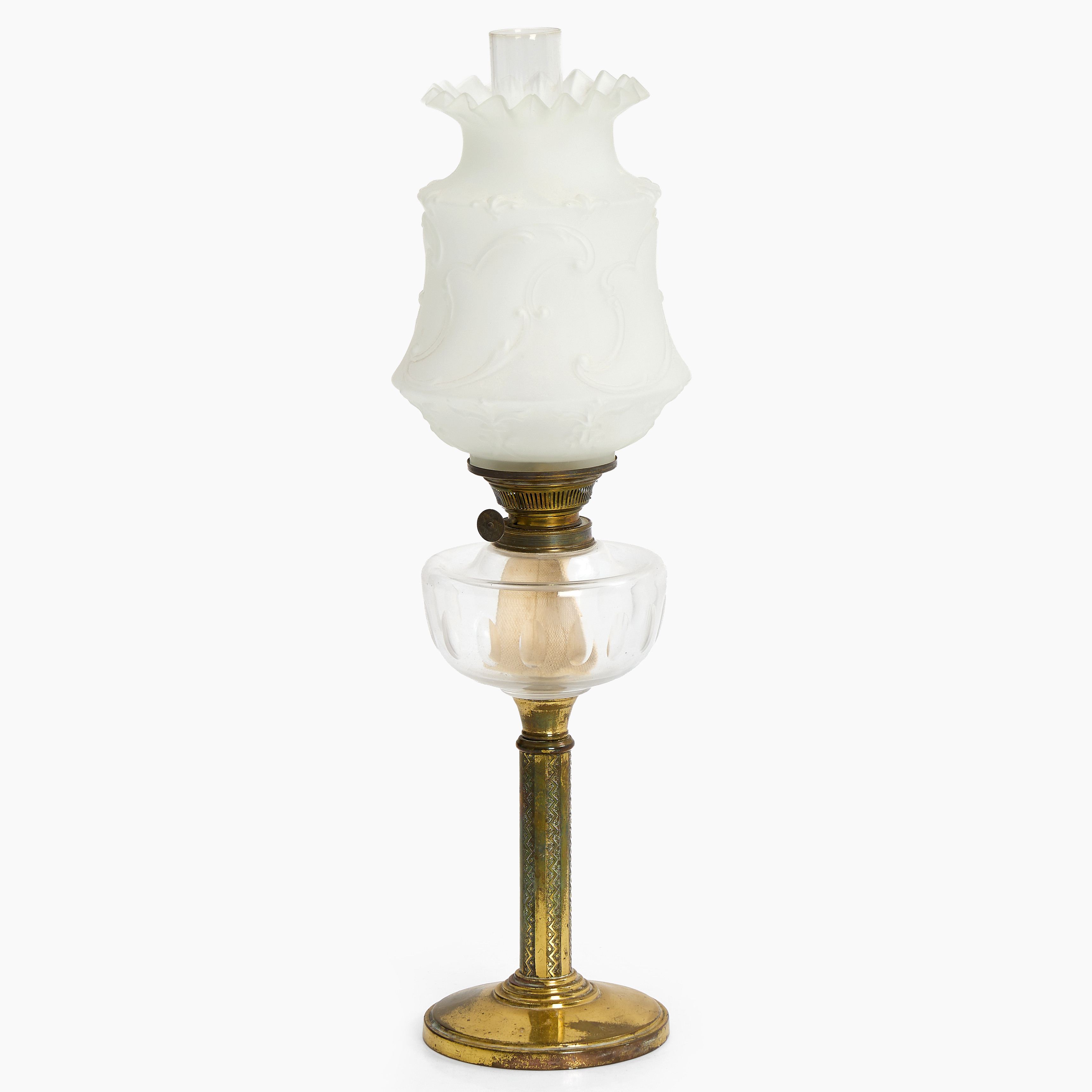 BORDSFOTOGENLAMPA, omkring år 1900, mässing, frostad kupa med veckad kant.