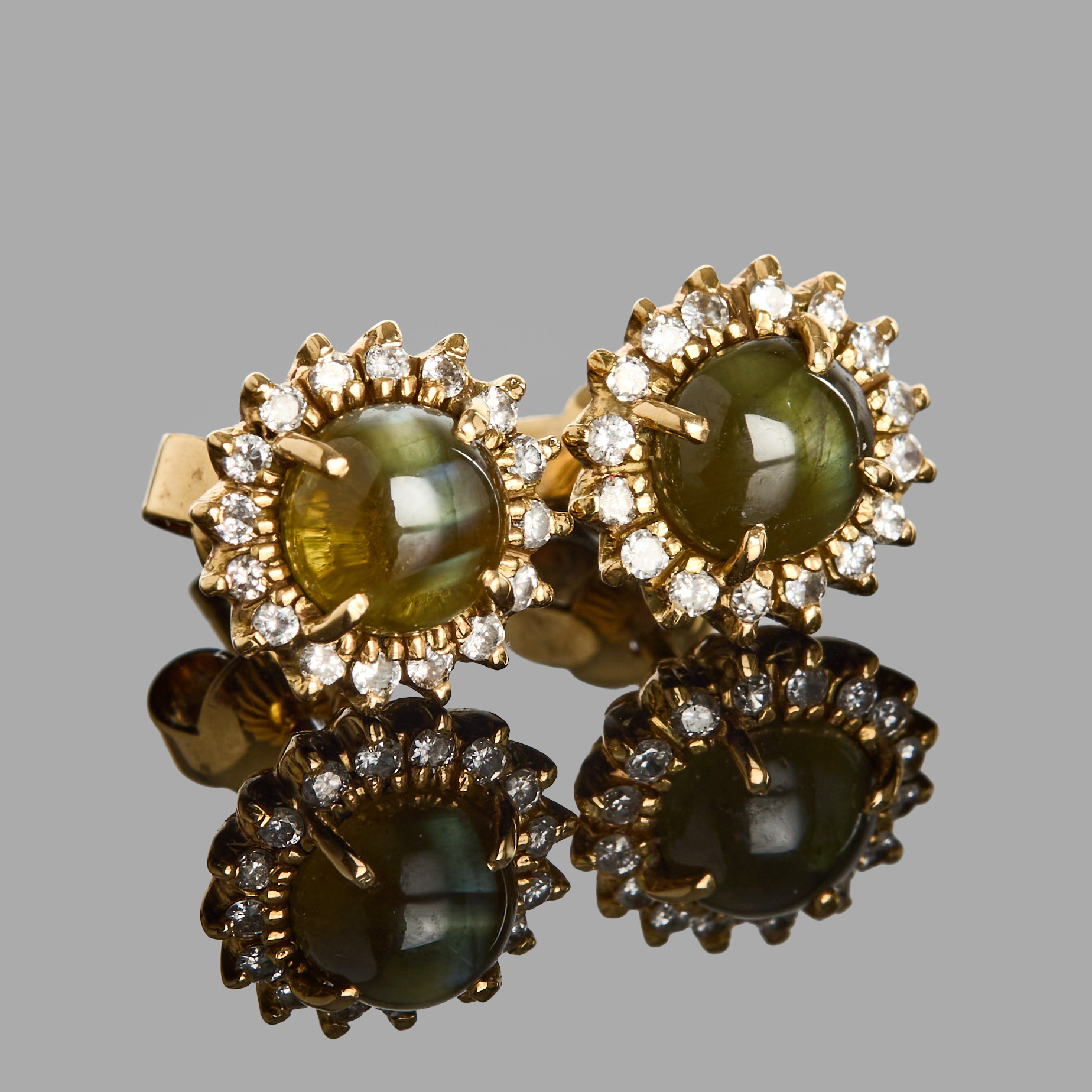 CARMOSÉÖRHÄNGEN, 18k guld med centrerade cabochonslipade krysoberyller "cat's eye" bekransade med briljanter, Sifani, originaletui medföljer.