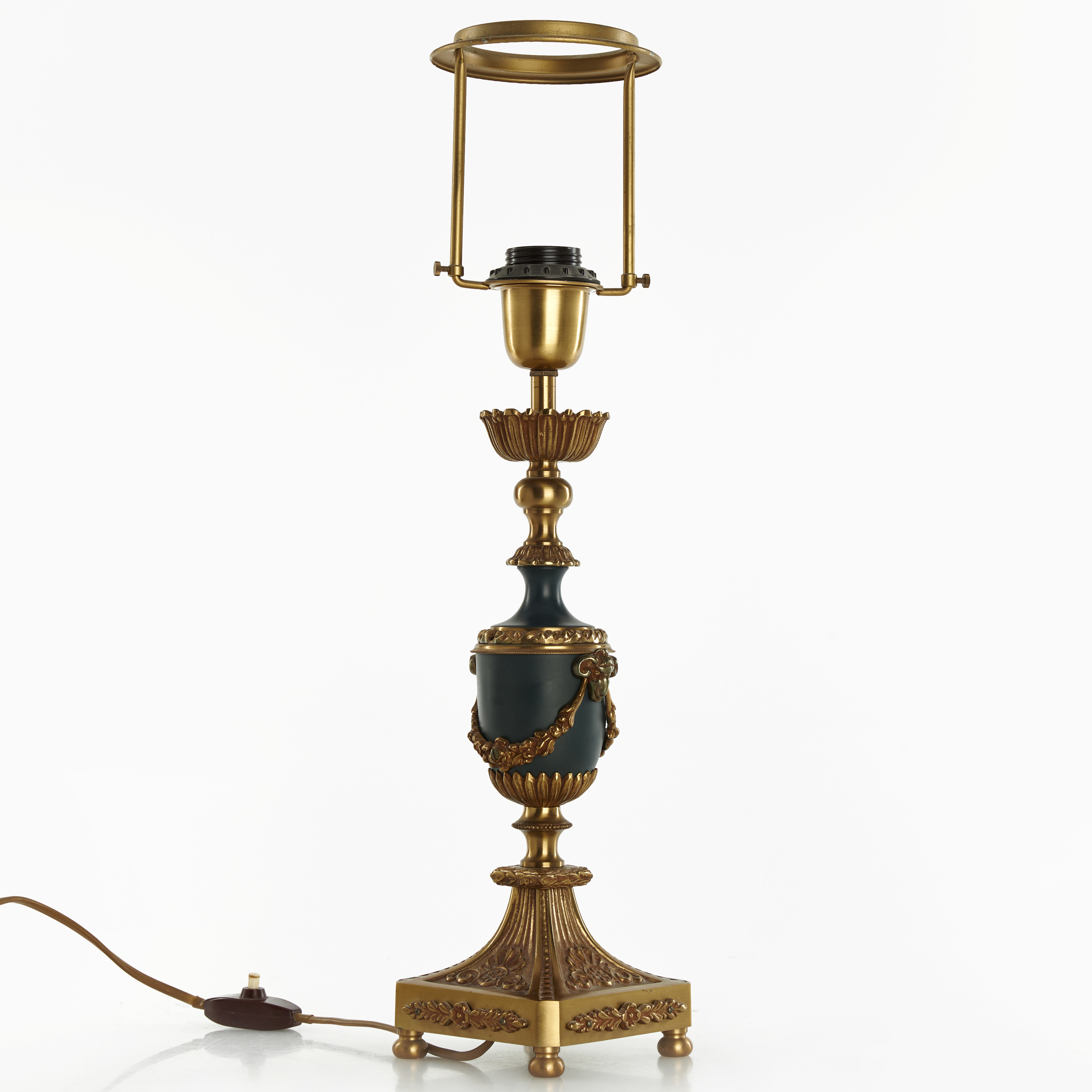 BORDSLAMPA, Einar Bäckström, Malmö, modell 5656, mässing och grönlackerad plåt, dekor av bockhuvuden och girlanger.