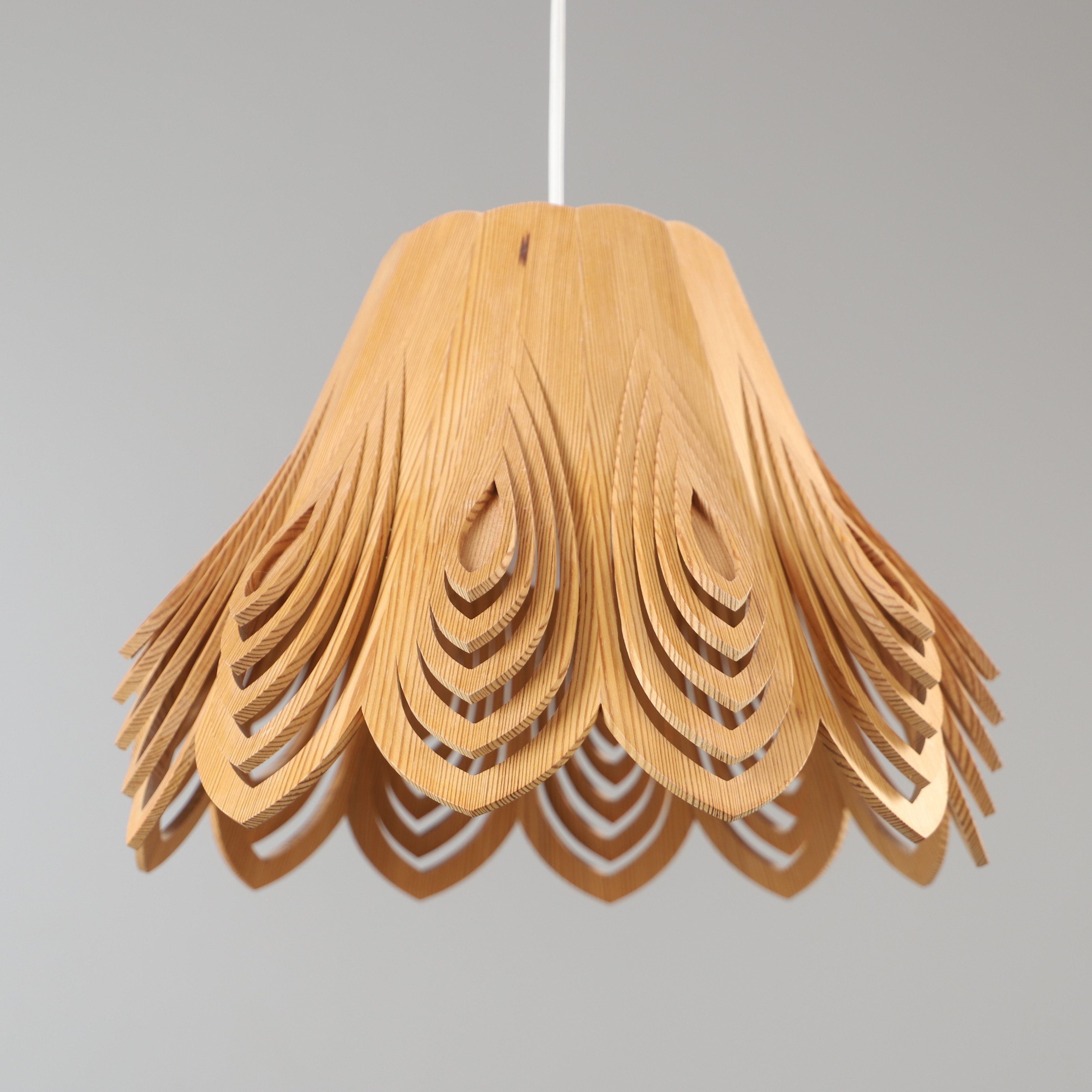 STIG SVENSSON. Taklampa, furu, 1900-talets andra hälft.