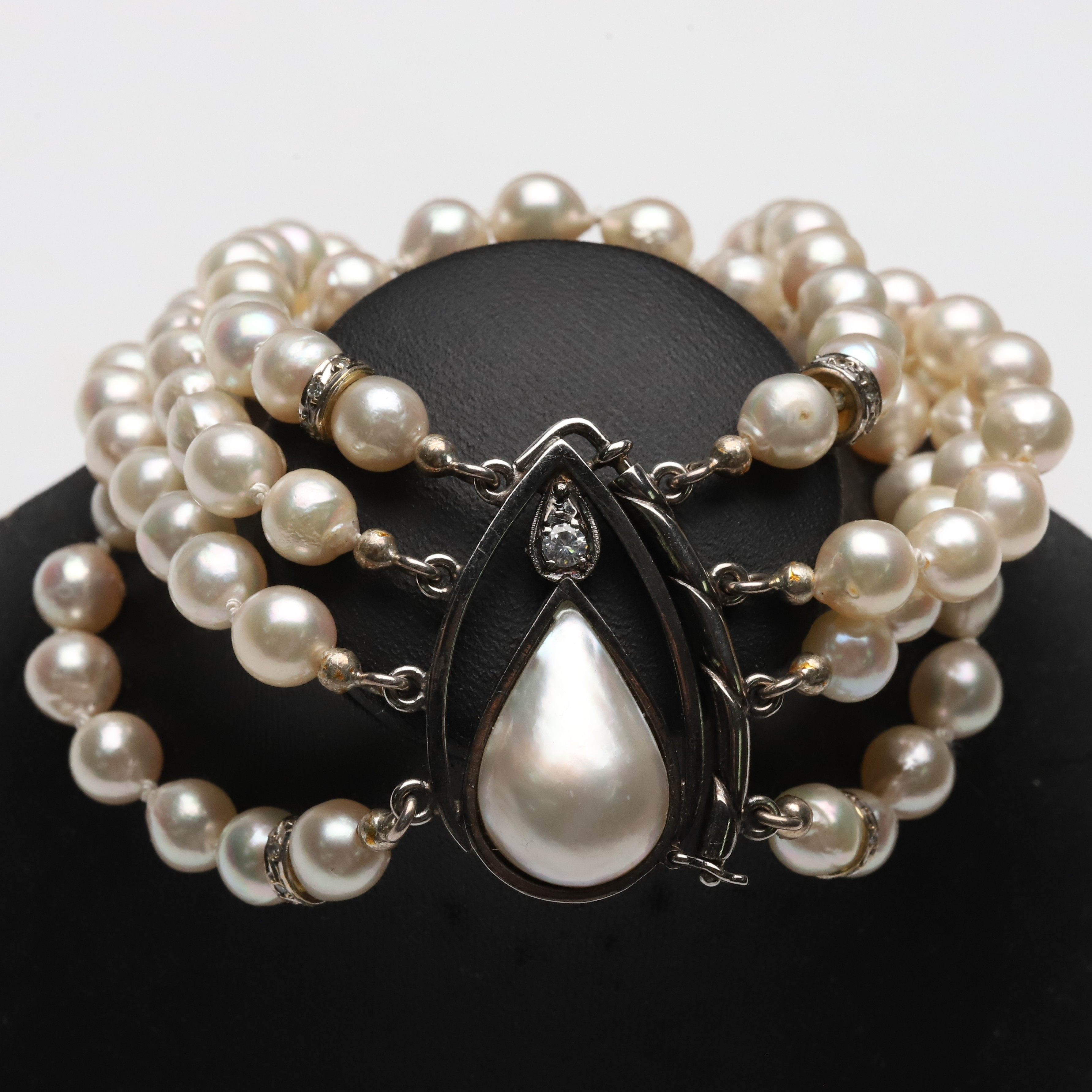 ALF HALLDIN. Armband, fyrradigt med odlade pärlor, lås vitguld med droppformad halvpärla och briljantslipad diamant.