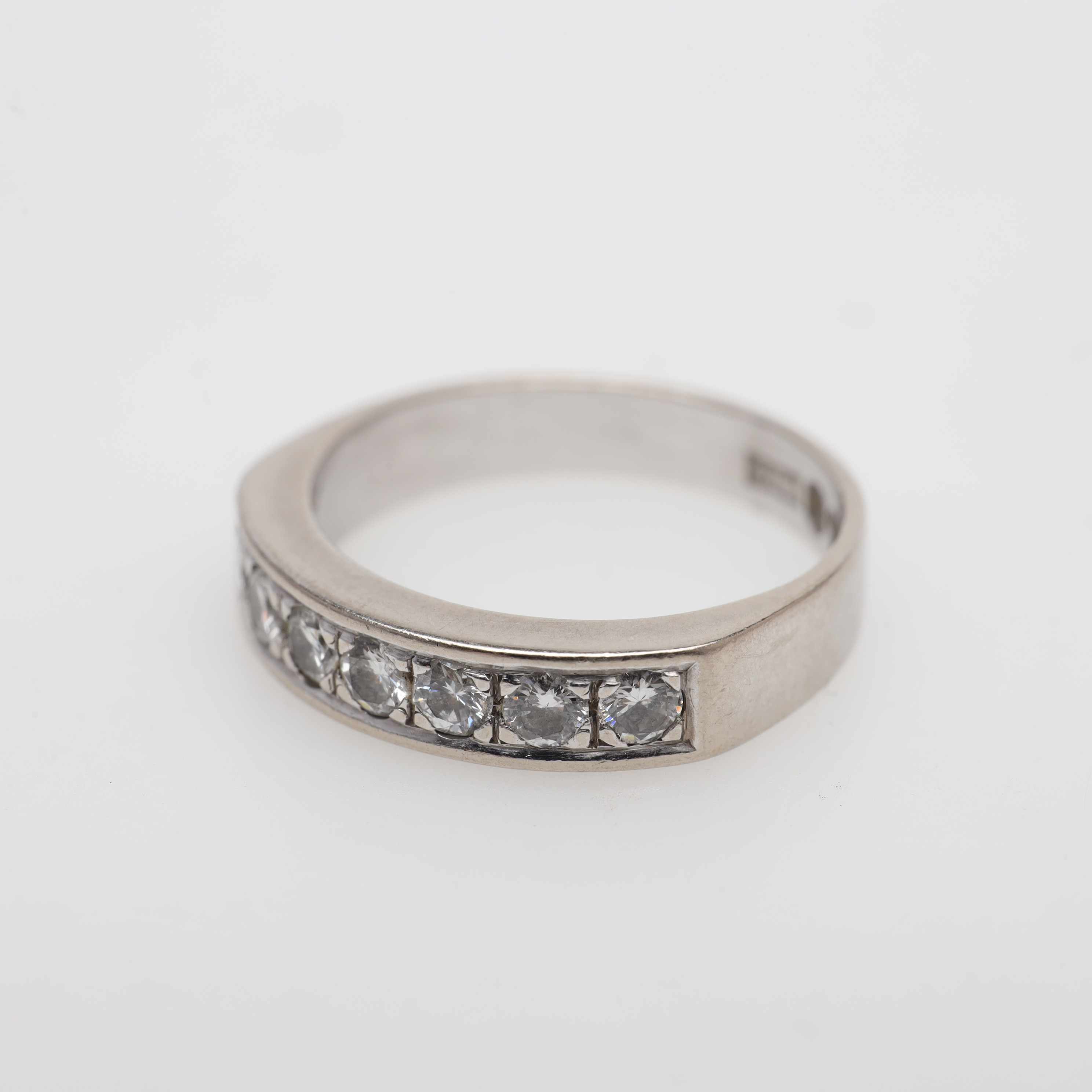 RING, vitguld, 18K, diamanter, bruttovikt ca 3,8 gram.