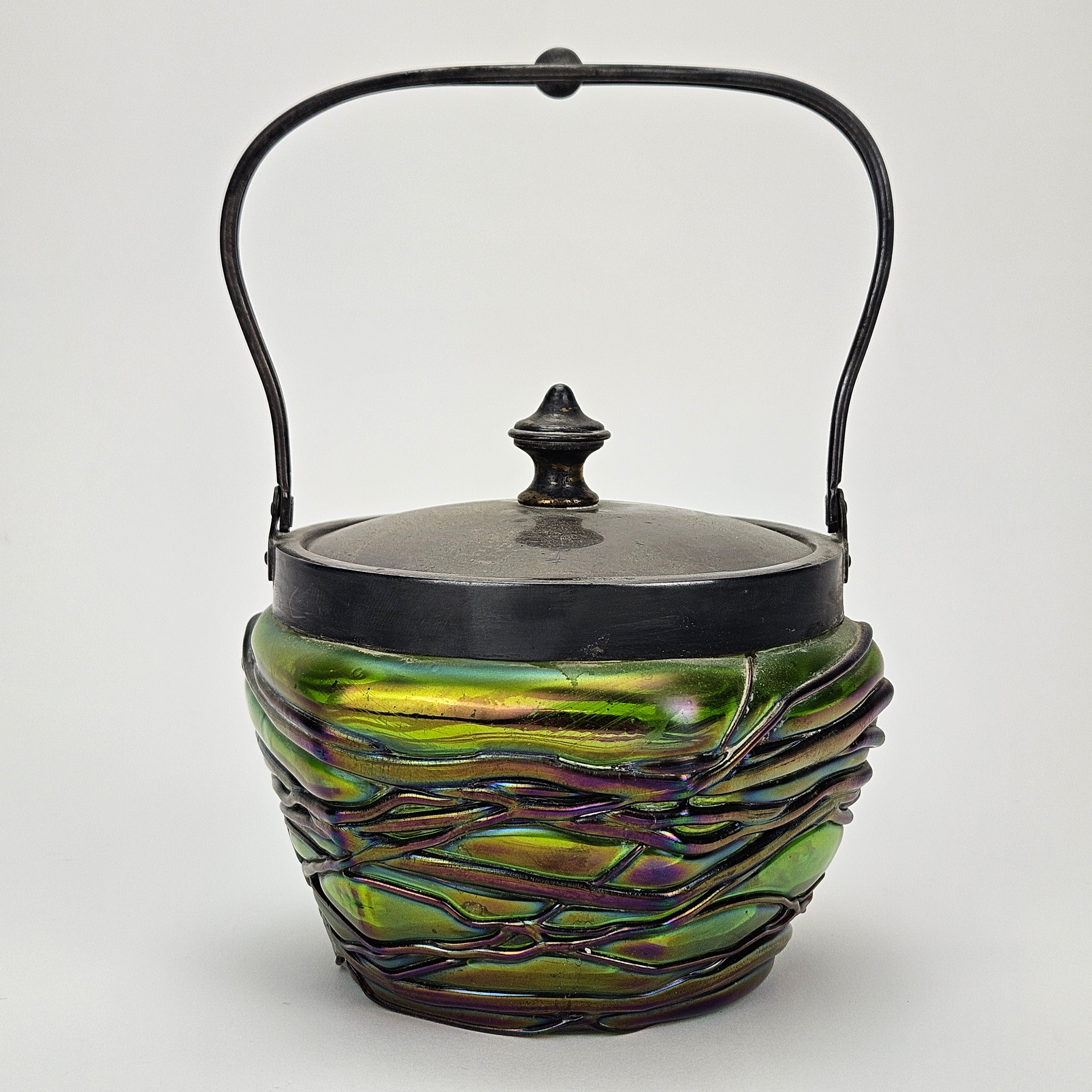 BONBONJÄR, iriserande glas, möjligen Loetz, 1900-tal.