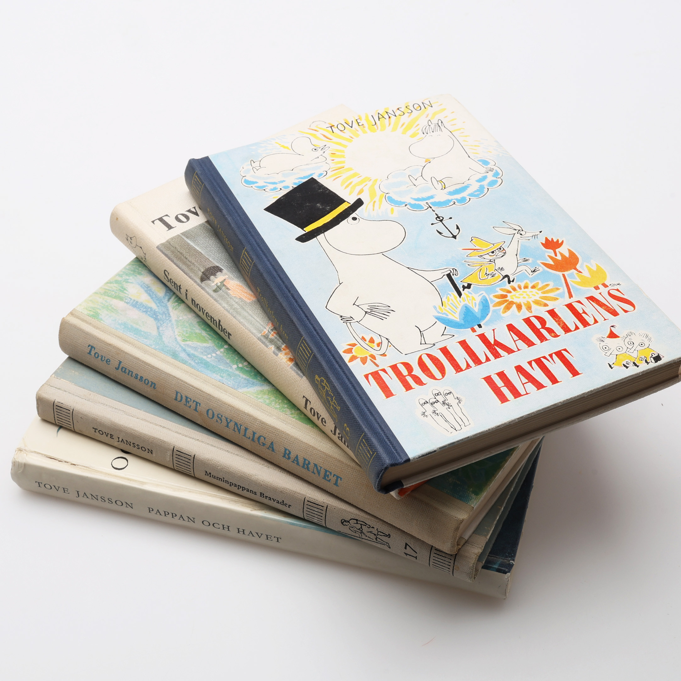 MUMINTROLLEN. TOVE JANSSONS MUMINPAPPANS BRAVADER, DET OSYNLIGA BARNET, SENT I NOVEMBER OCH PAPPAN OCH HAVET I FÖRSTA UPPLAGORNA.