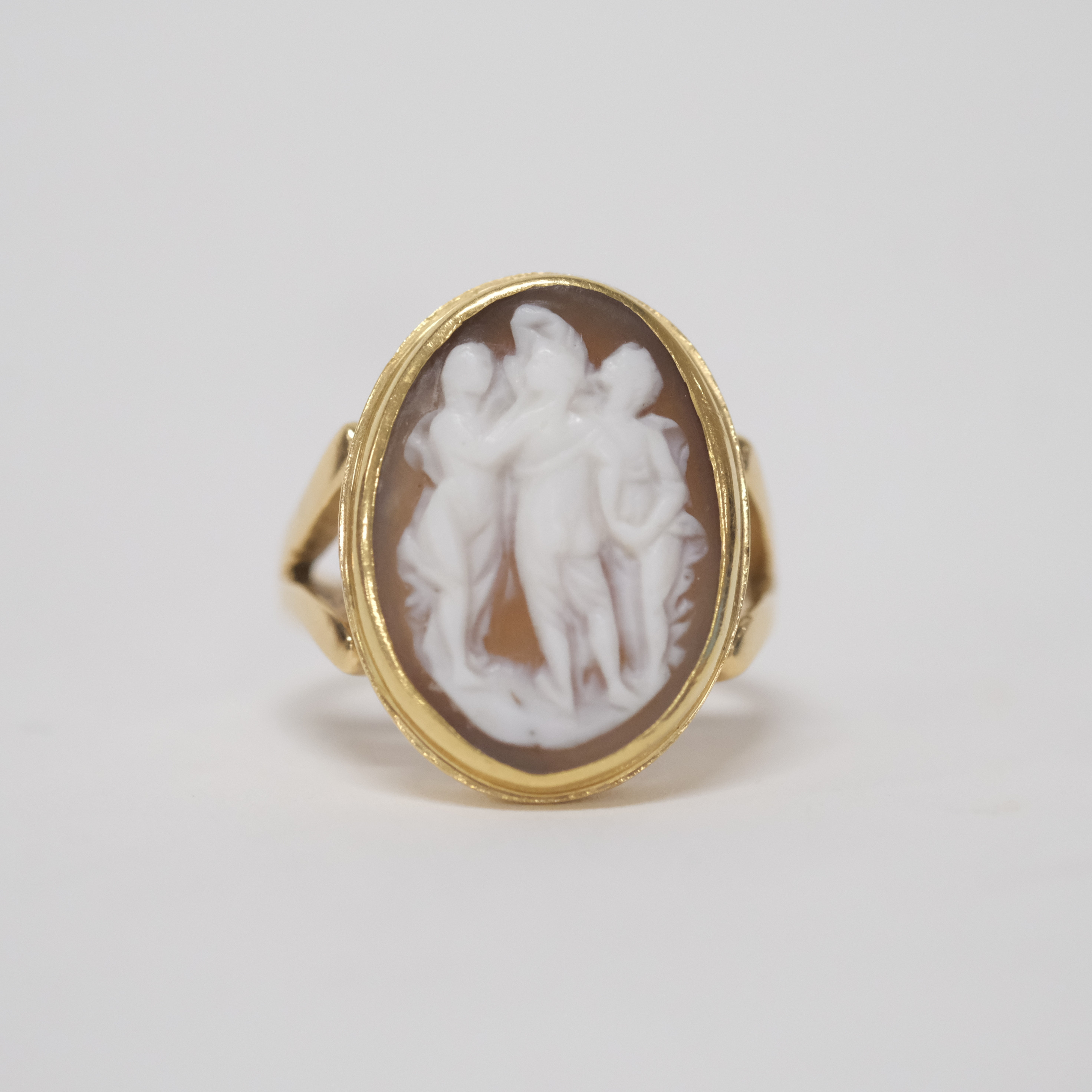 RING MED CAMÉ, 18K GULD.