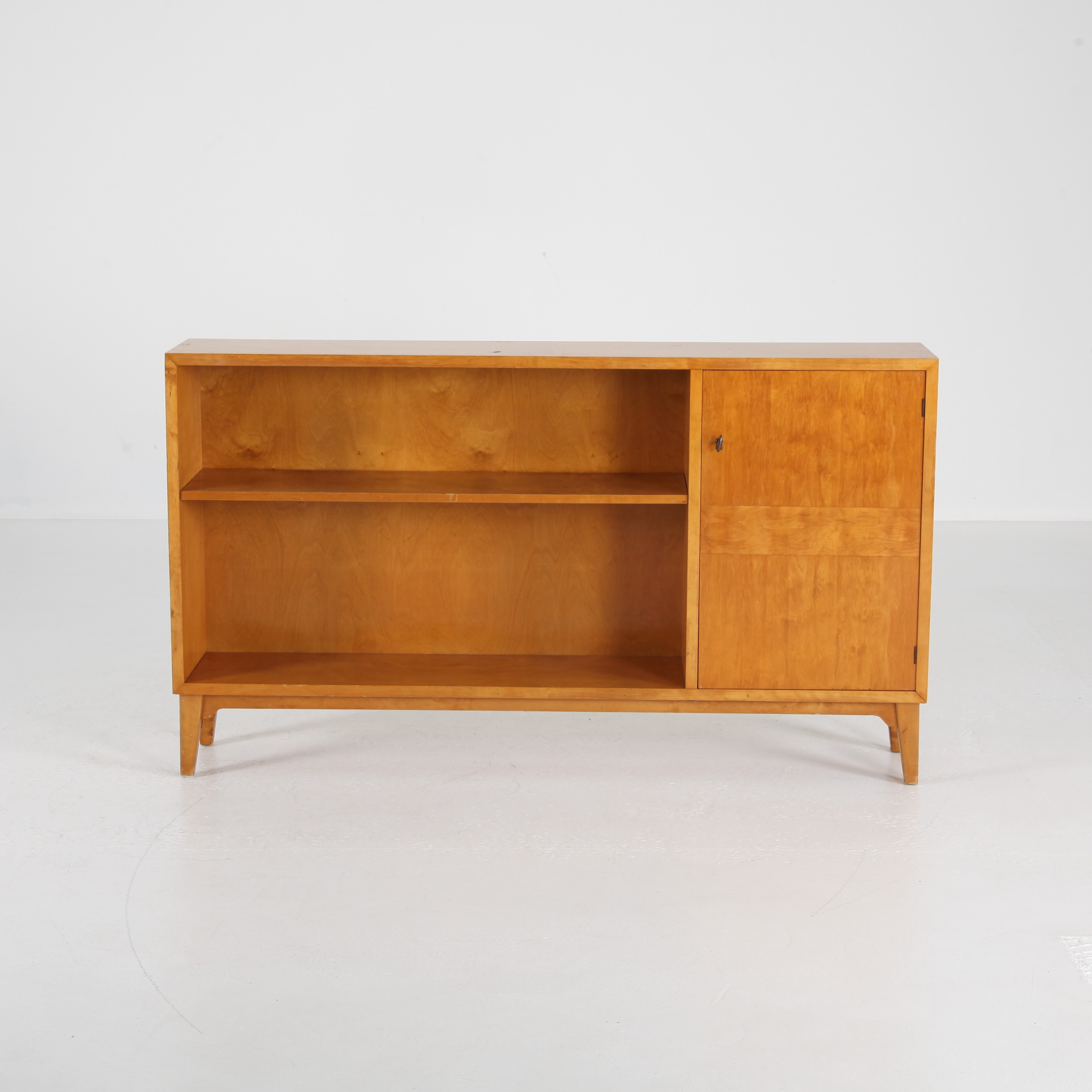 BOKHYLLA MED SKÅP, 140 cm lång, Sverige 1940-tal.