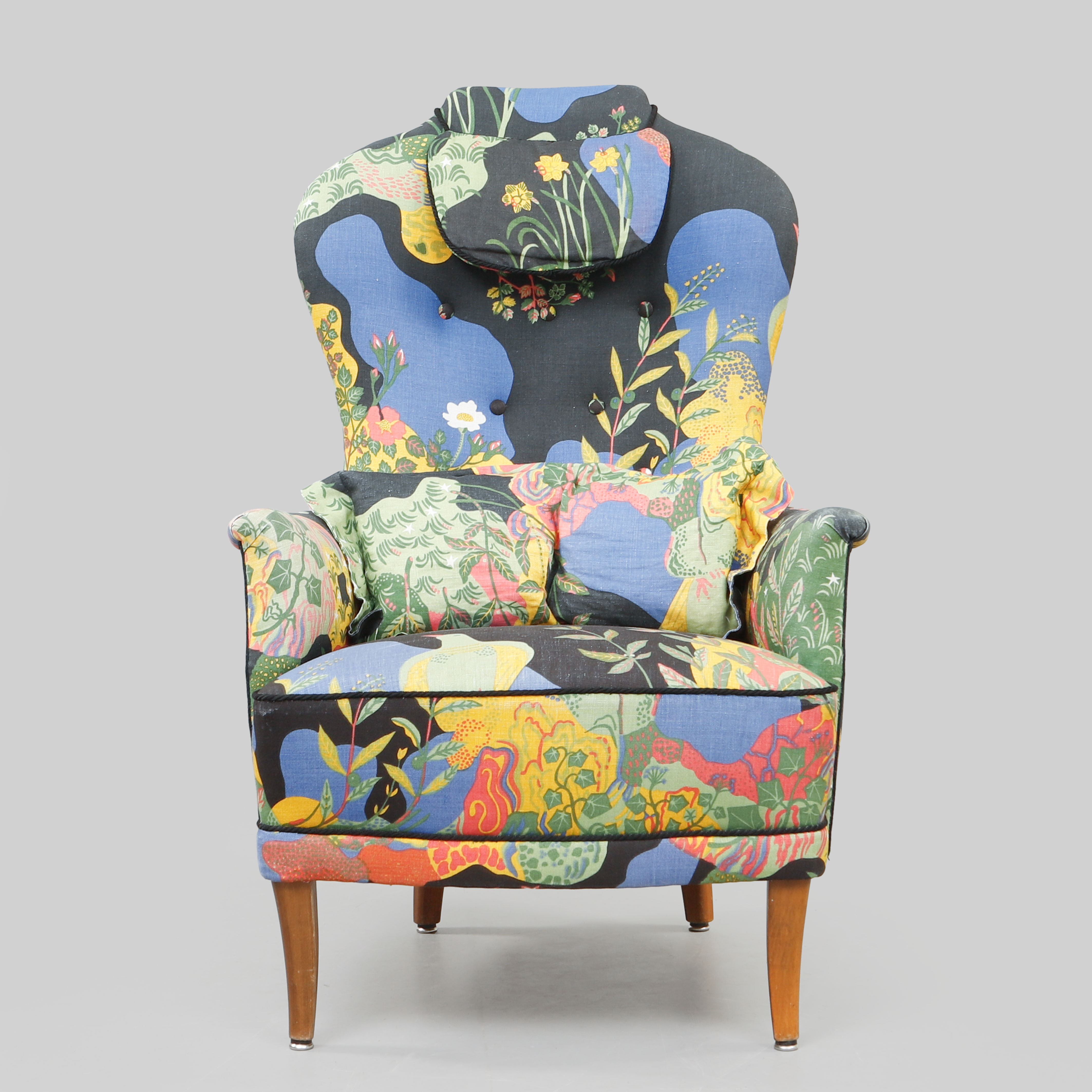 CARL MALMSTEN. Fåtölj, "Farmor", klädd med "Anakreon" av Josef Frank för Firma Svenskt Tenn.