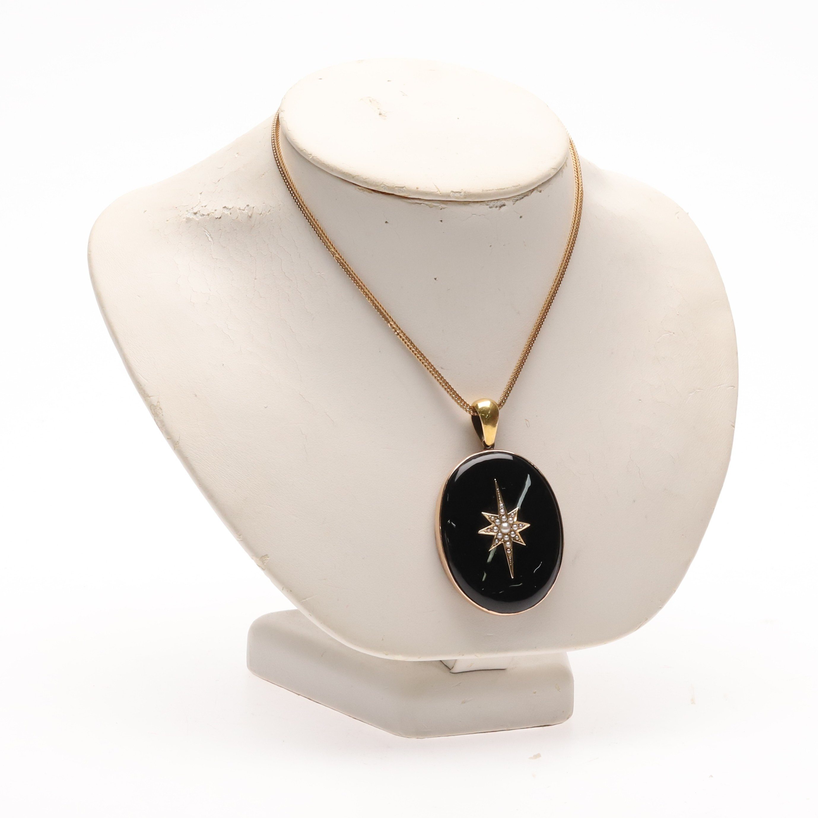 Hänge, medaljong, guld med svart sten, kedja av 18K guld.