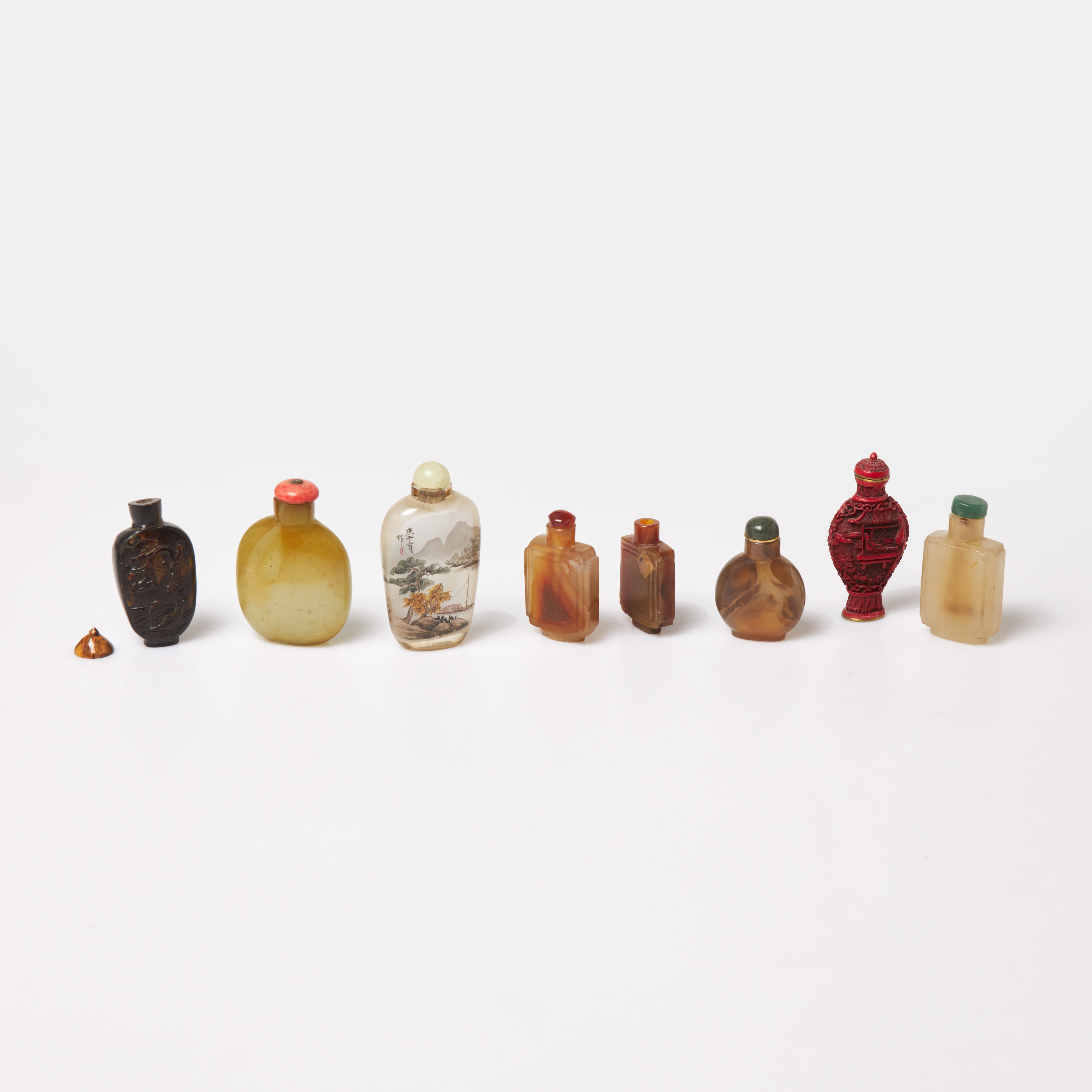 SNUSFLASKOR, Kina 8 st, 4 st i agat, 1 agatimitation i glas, 1 i glas med målat motiv från insidan, 1 i horn samt en i mässing och lackarbete, lock i bl a tigeröga och jade.