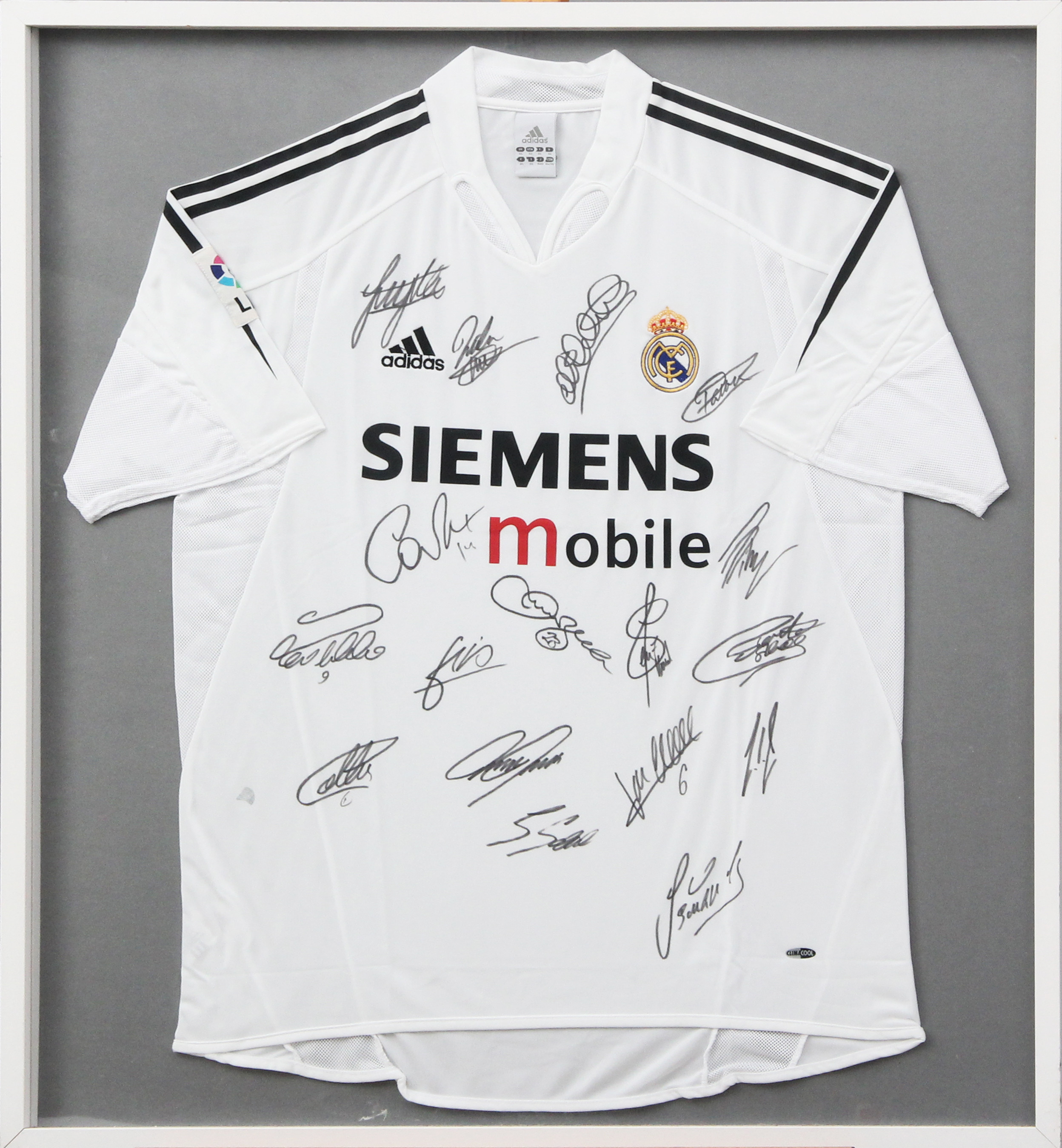 MATCHTRÖJA, Real Madrid. Signerad av bl a Zinedine Zidane, Luis Figo, David Beckham, Ronaldo Luís Nazário de Lima mfl.