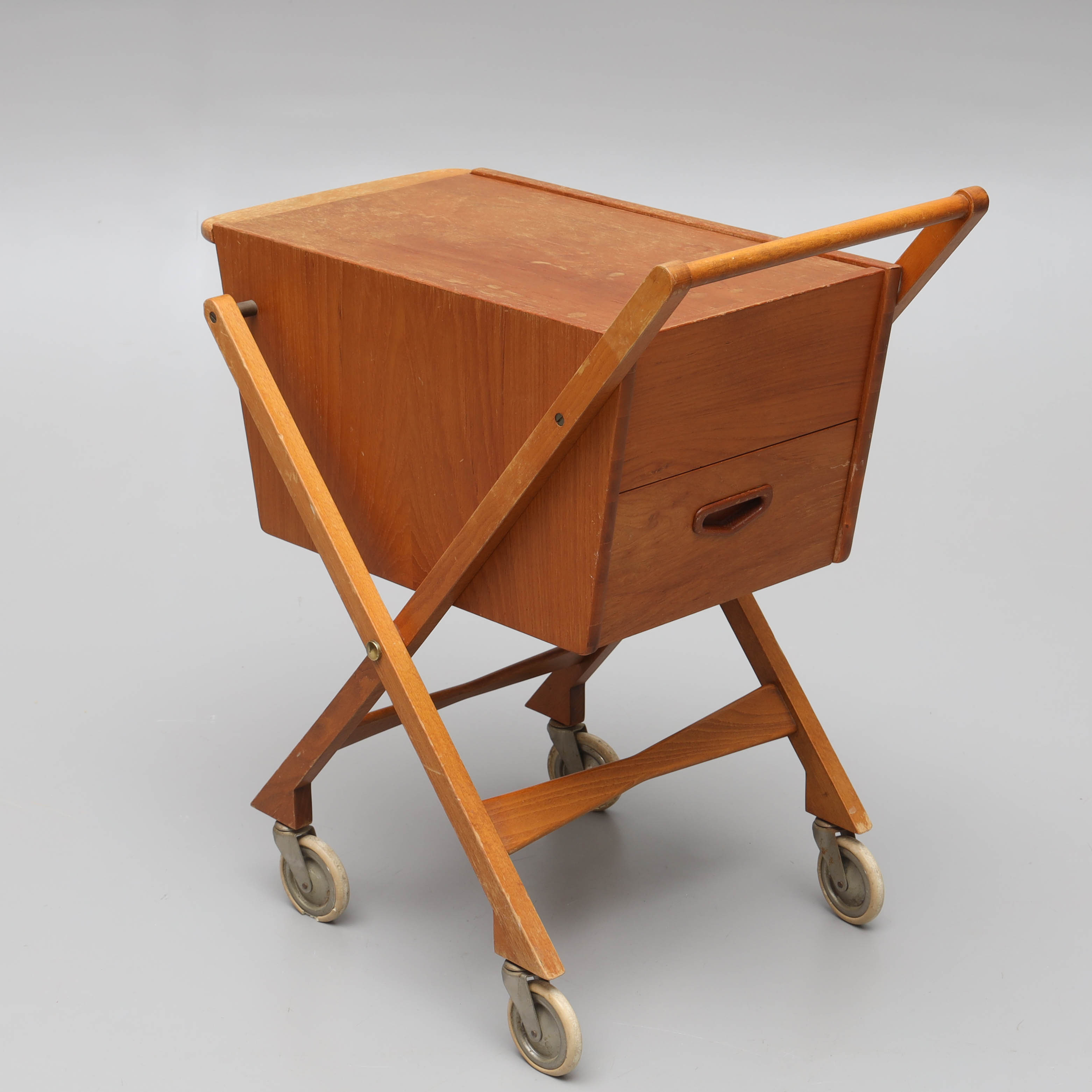 SYBORD, på hjul, fanérad i teak, 1950/60-tal.