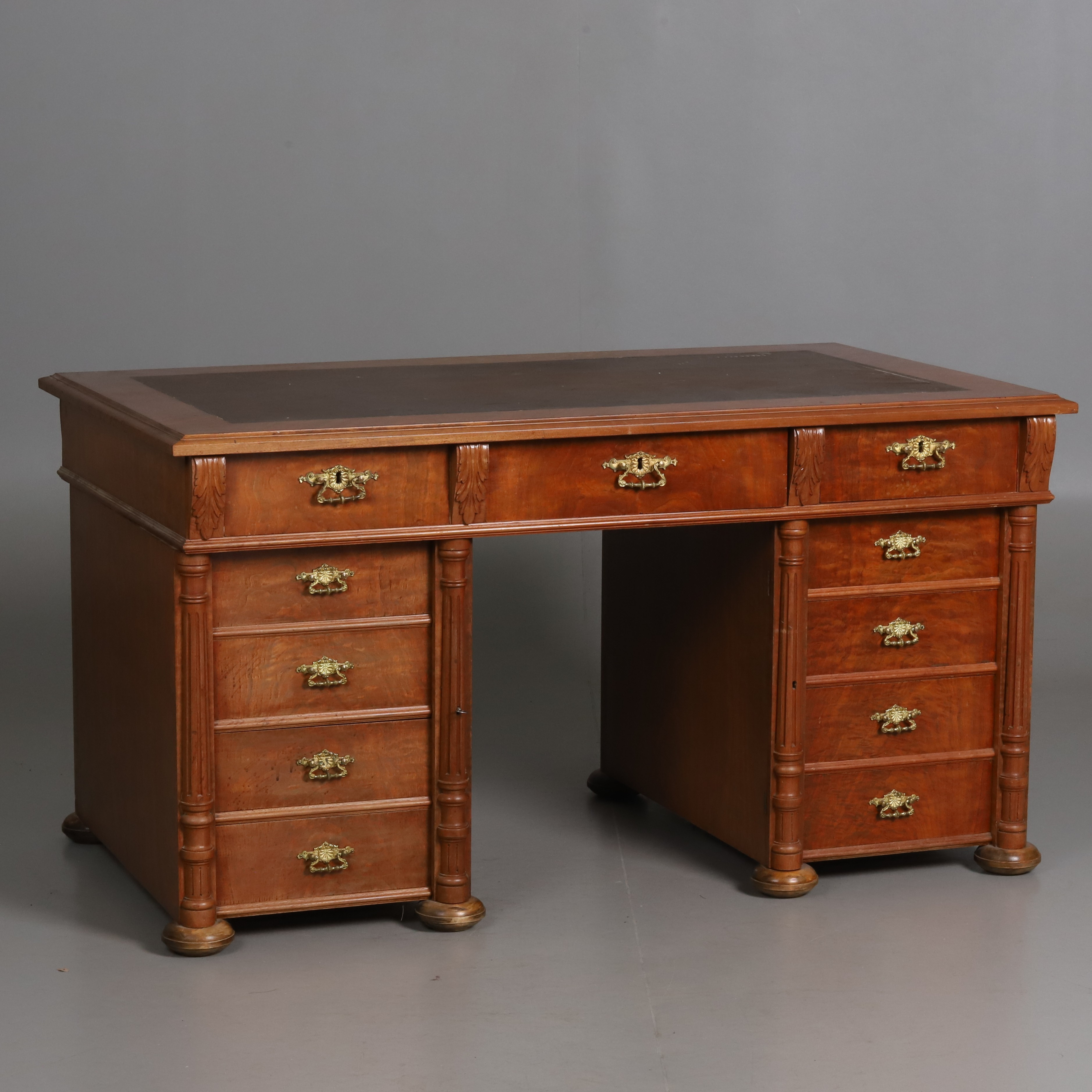 SKRIVBORD, valnöt, engelskstil , 1900-talets första hälft.