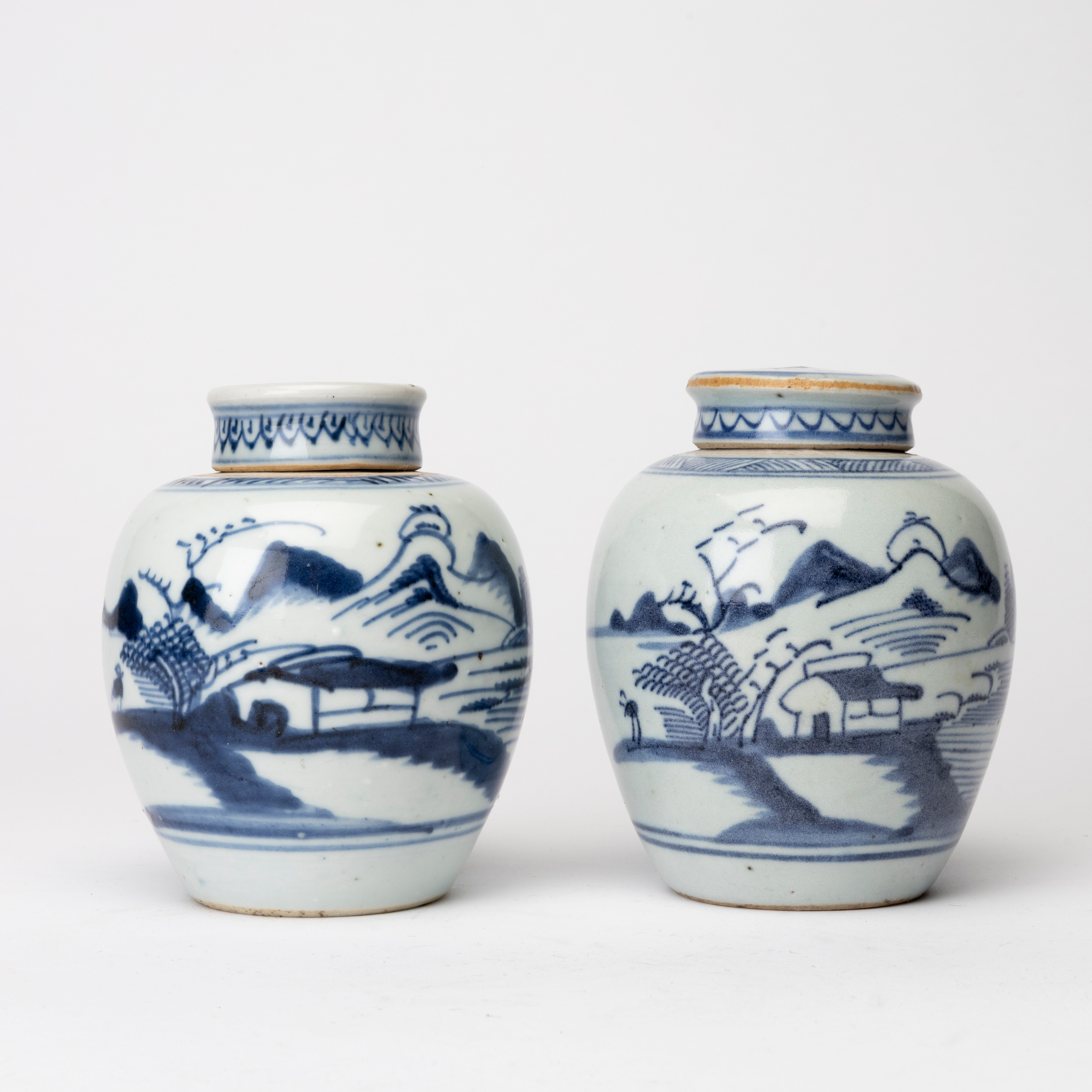 BOJANER med LOCK, 2 st snarlika små, porslin, kina, Qianlong (1736-1795).