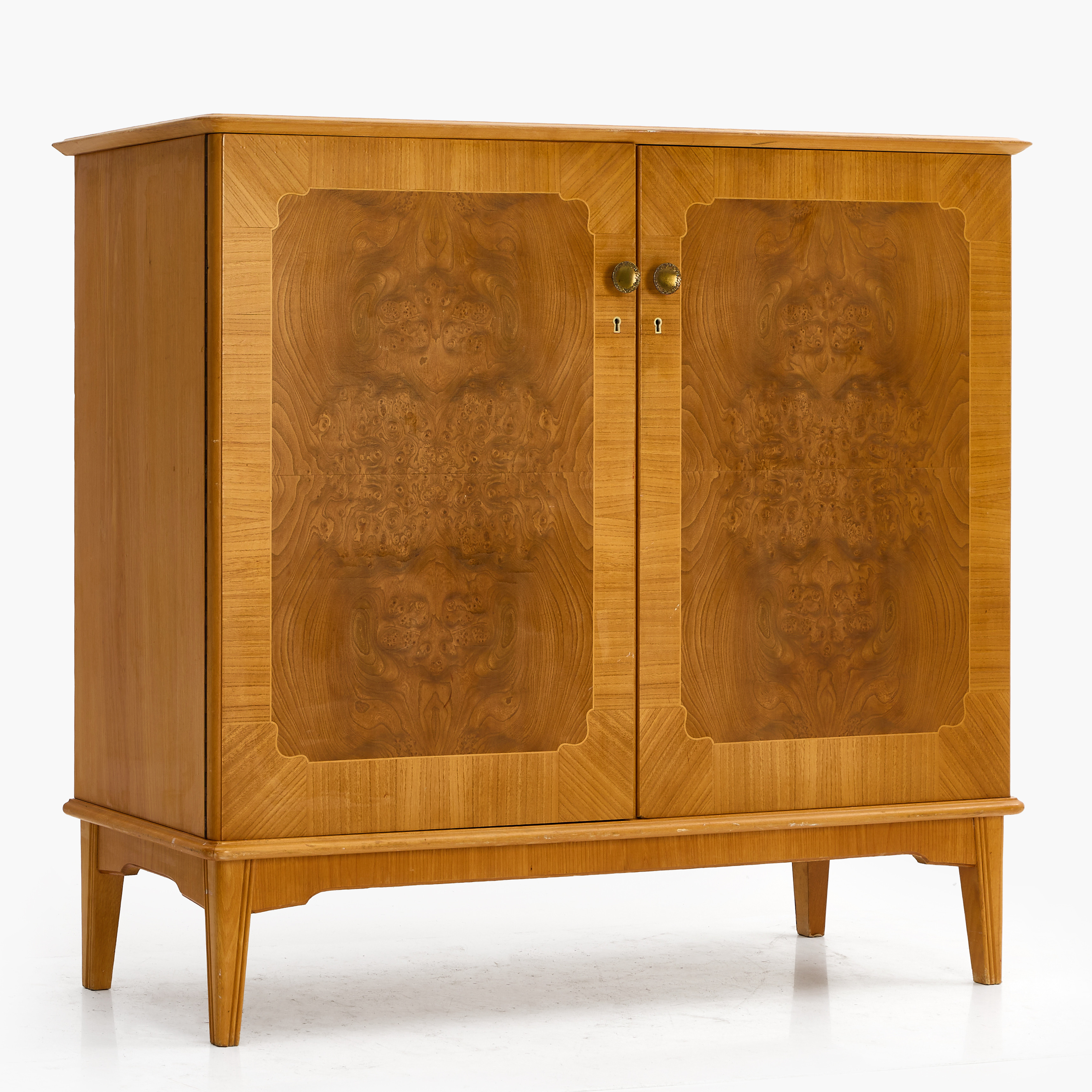 SKÅP, 1940-tal, pardörrar med bakomliggande låd- och hyllinredning.