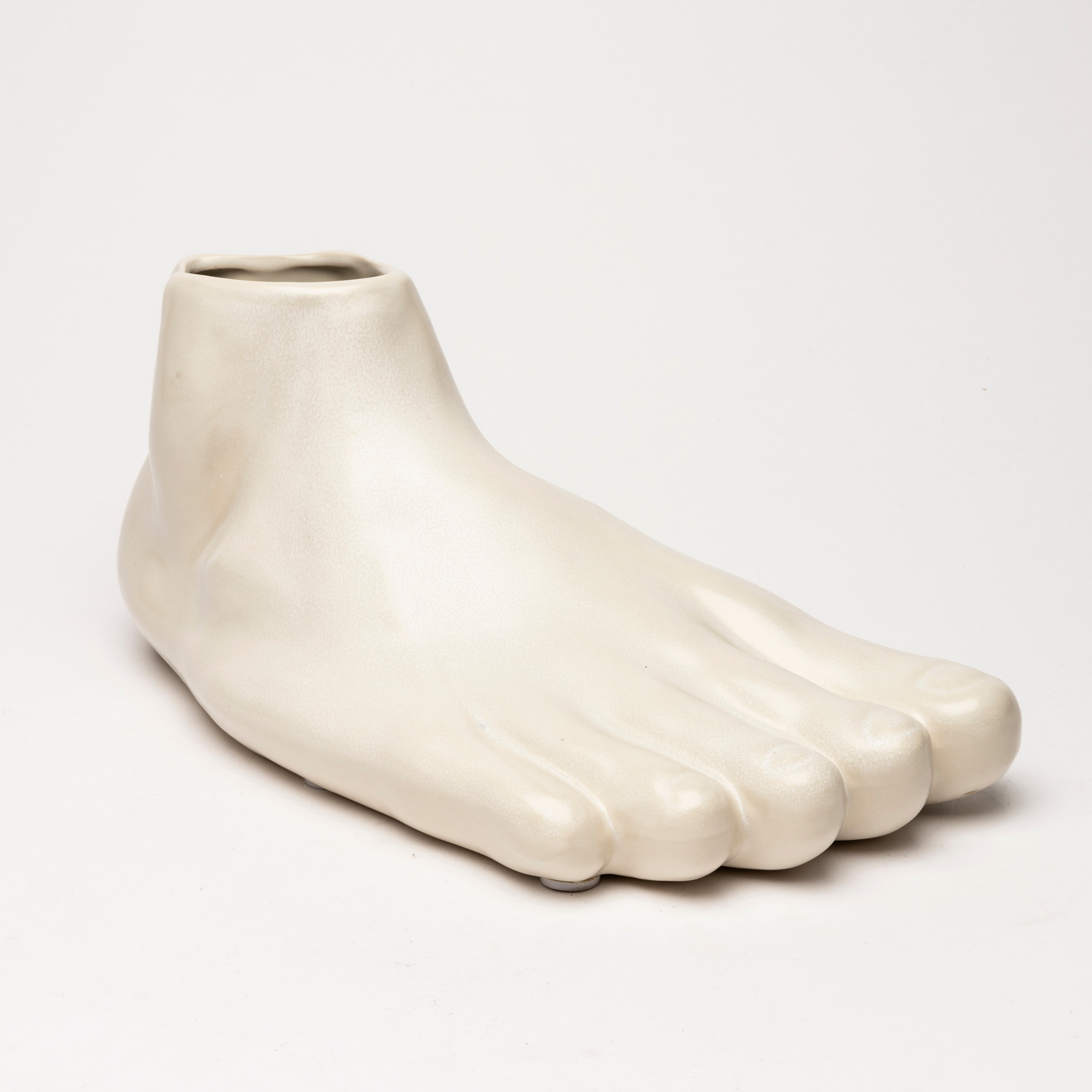 VAS, keramik i form av en fot, samtida.