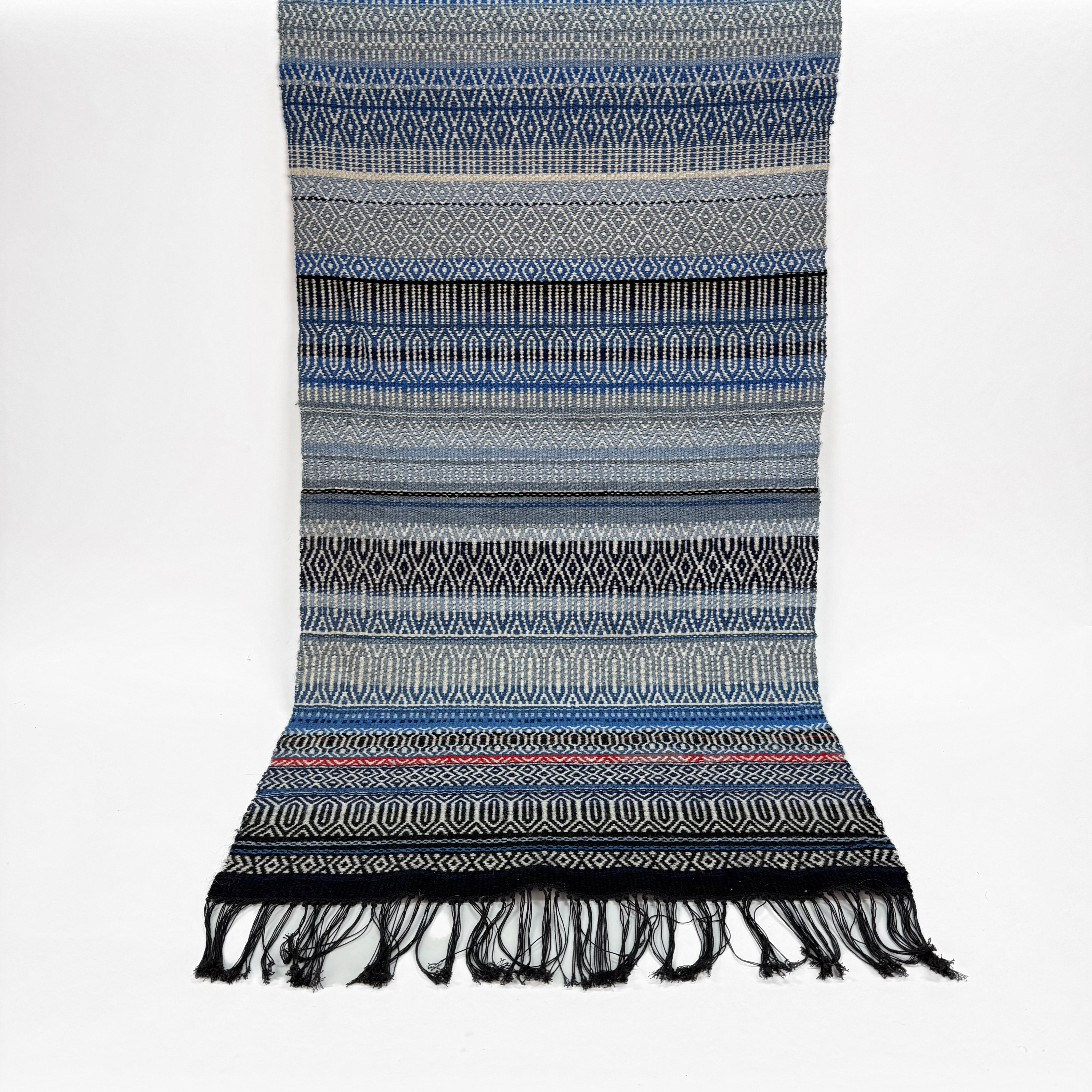 MONICA KJELLBERG. VÄGBONAD, handvävd, hantverk, blå ton med fransar.