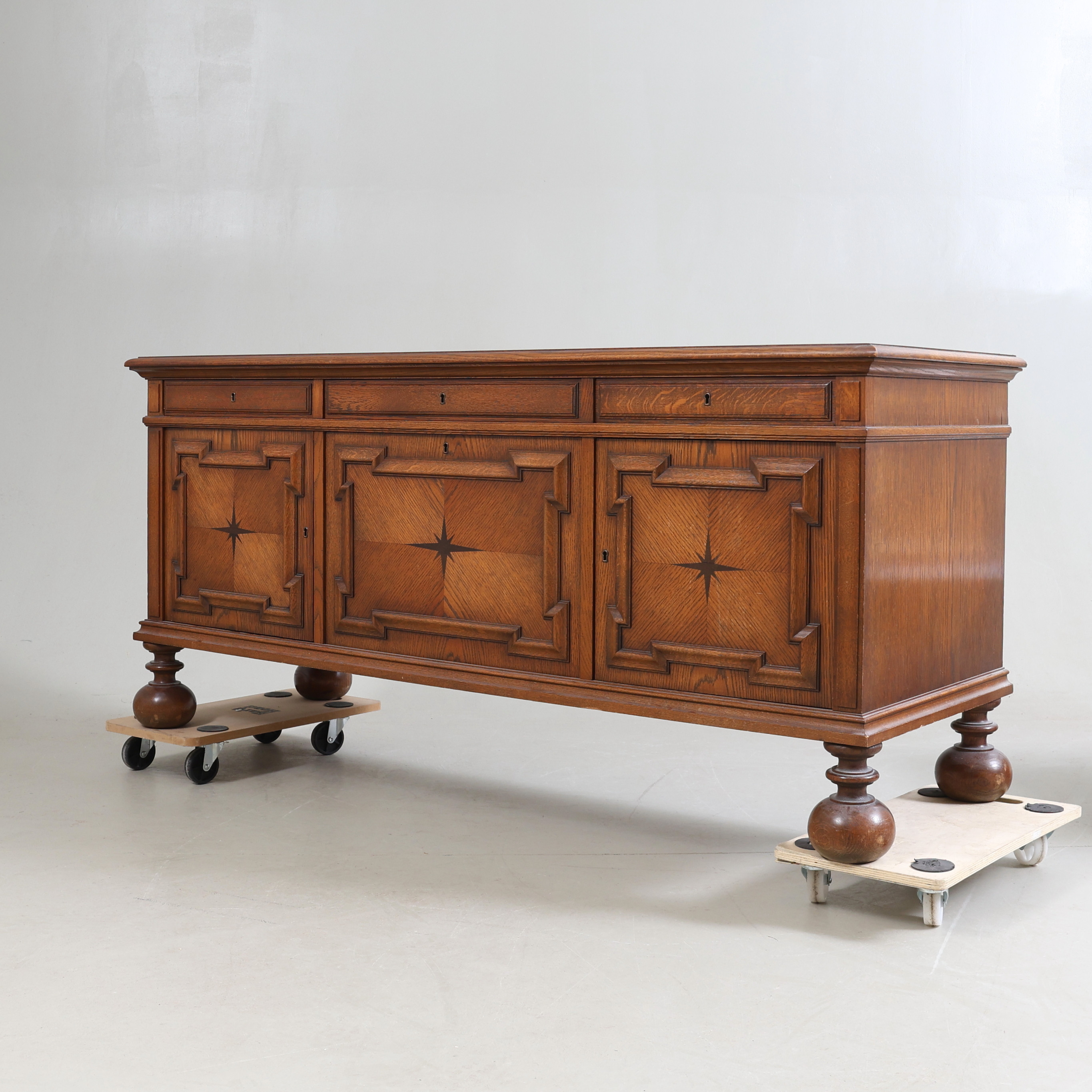 SIDEBOARD, barock-stil, Oscar Edv. Ekelunds Snickerifabriks A.B., 1900-talets första hälft.