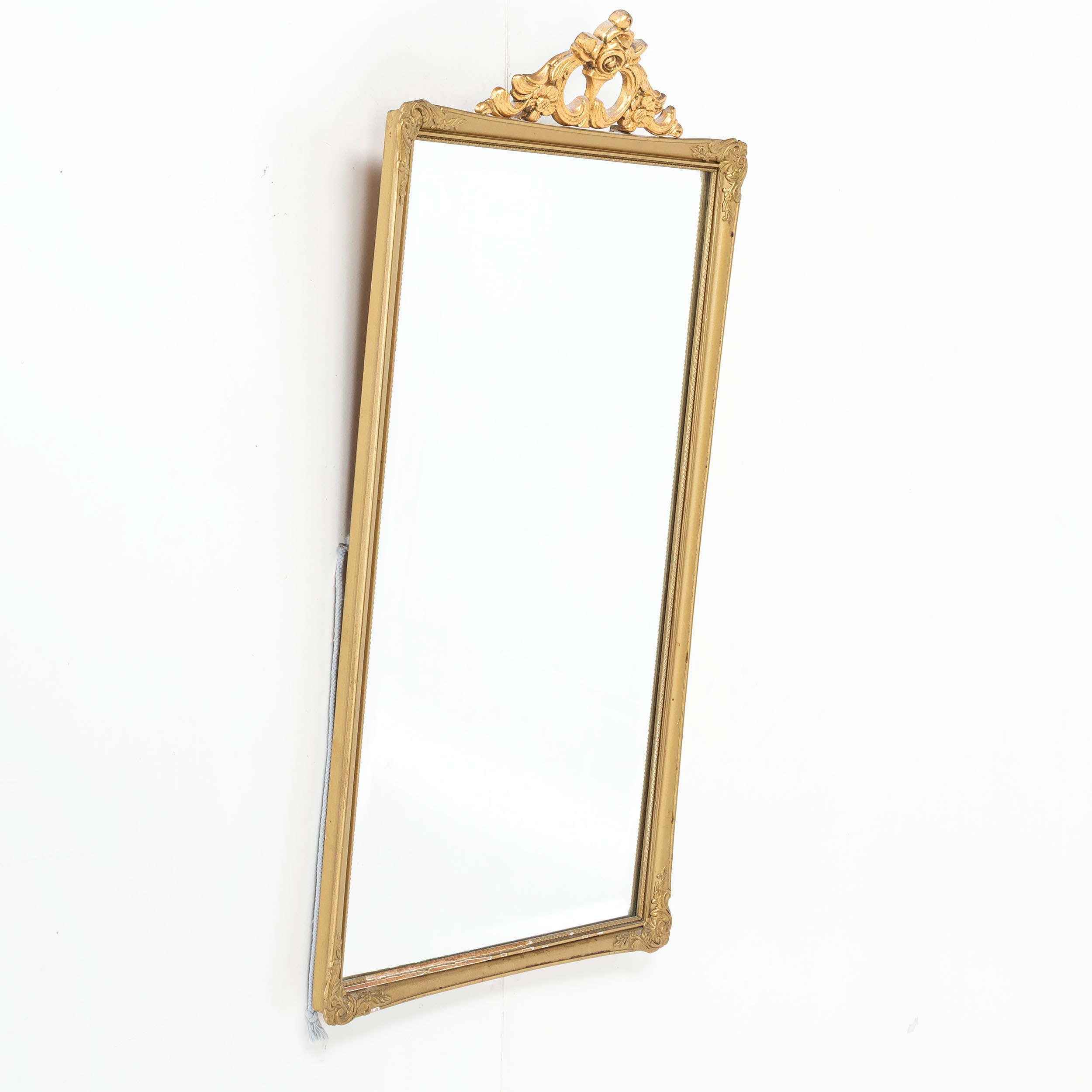 SPEGEL, med krön, förgylld dekor, gustaviansk stil.