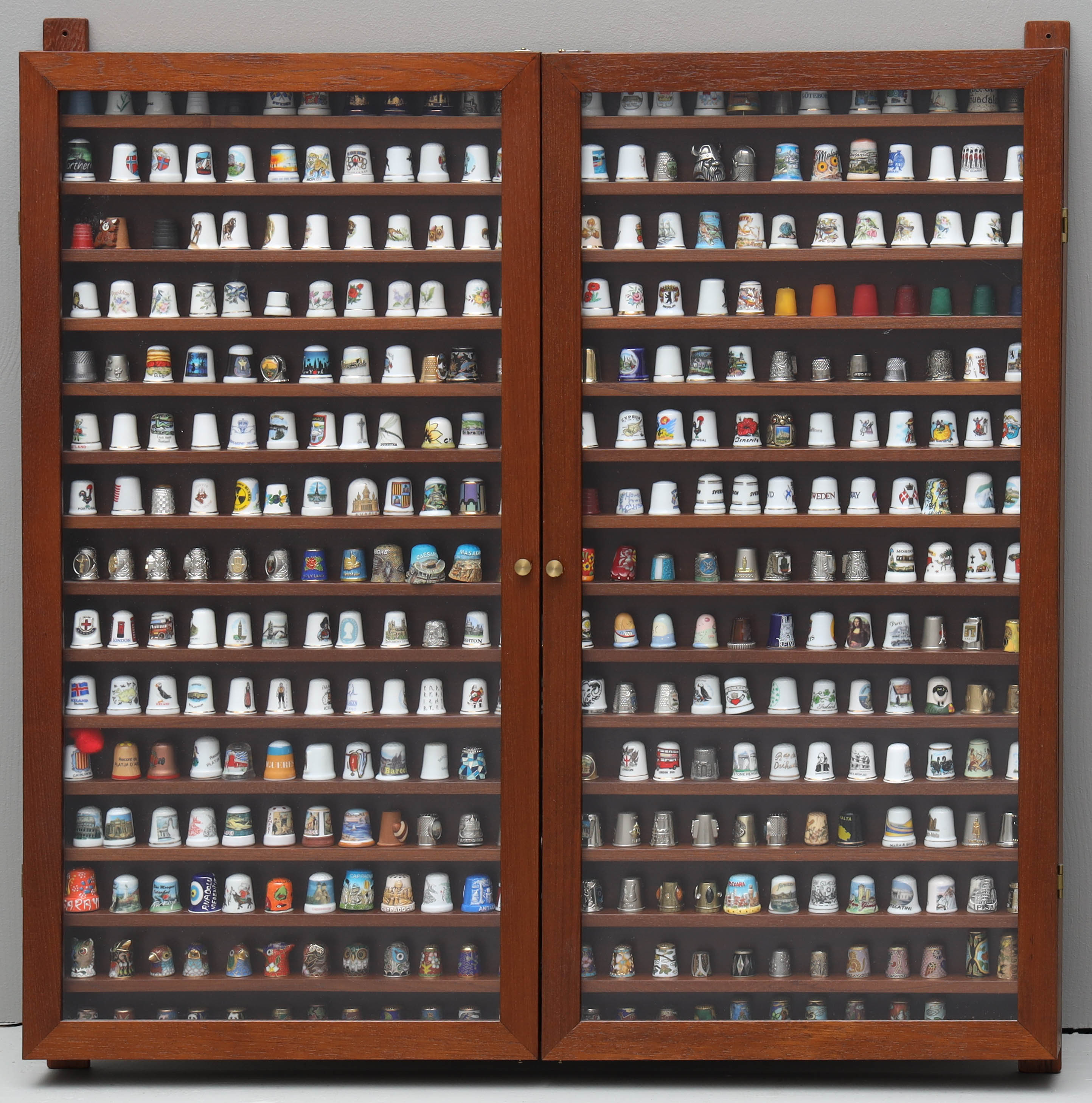 DISPLAYSKÅP FÖR FINGERBORGAR, trä samt glas.