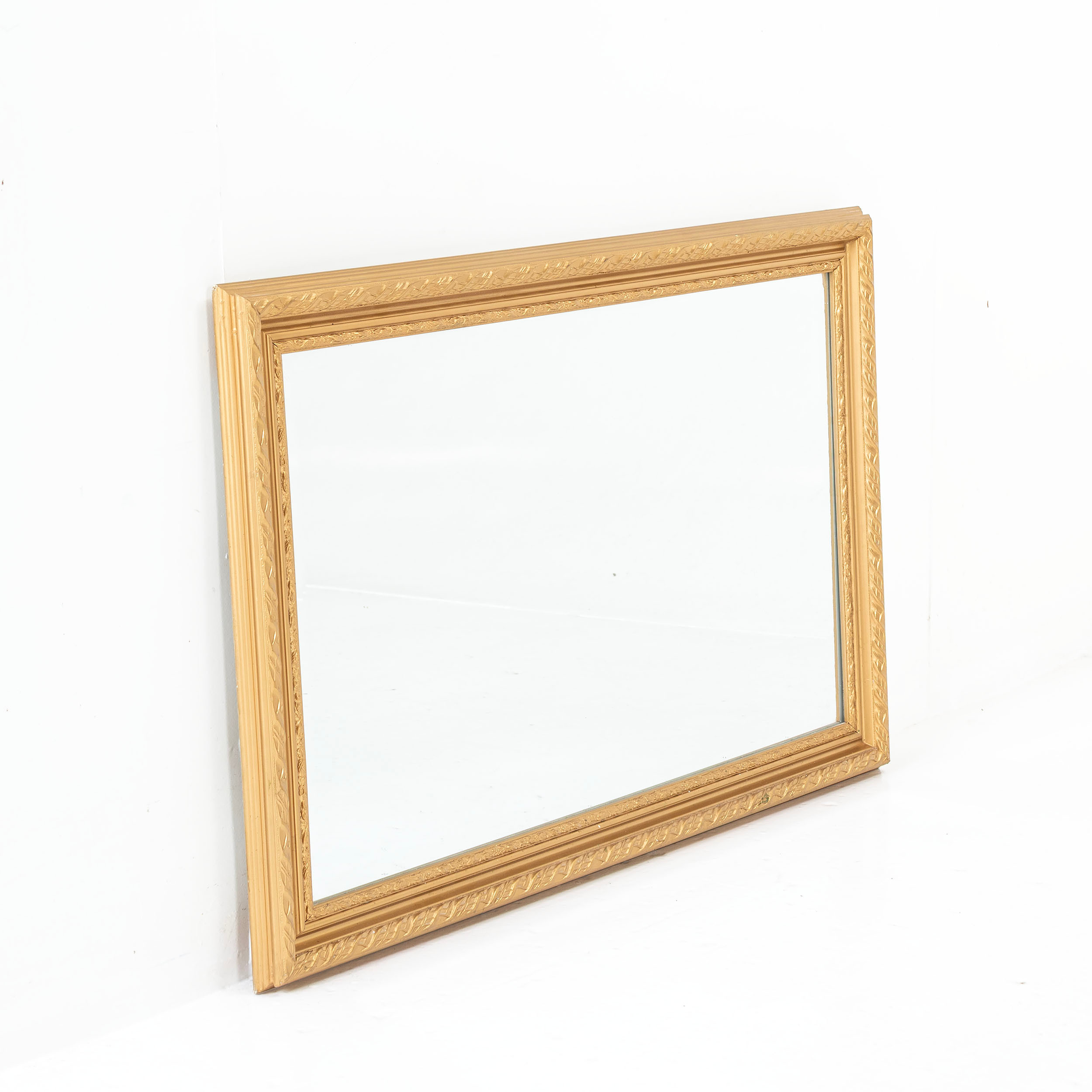 SPEGEL, med förgylld ram.