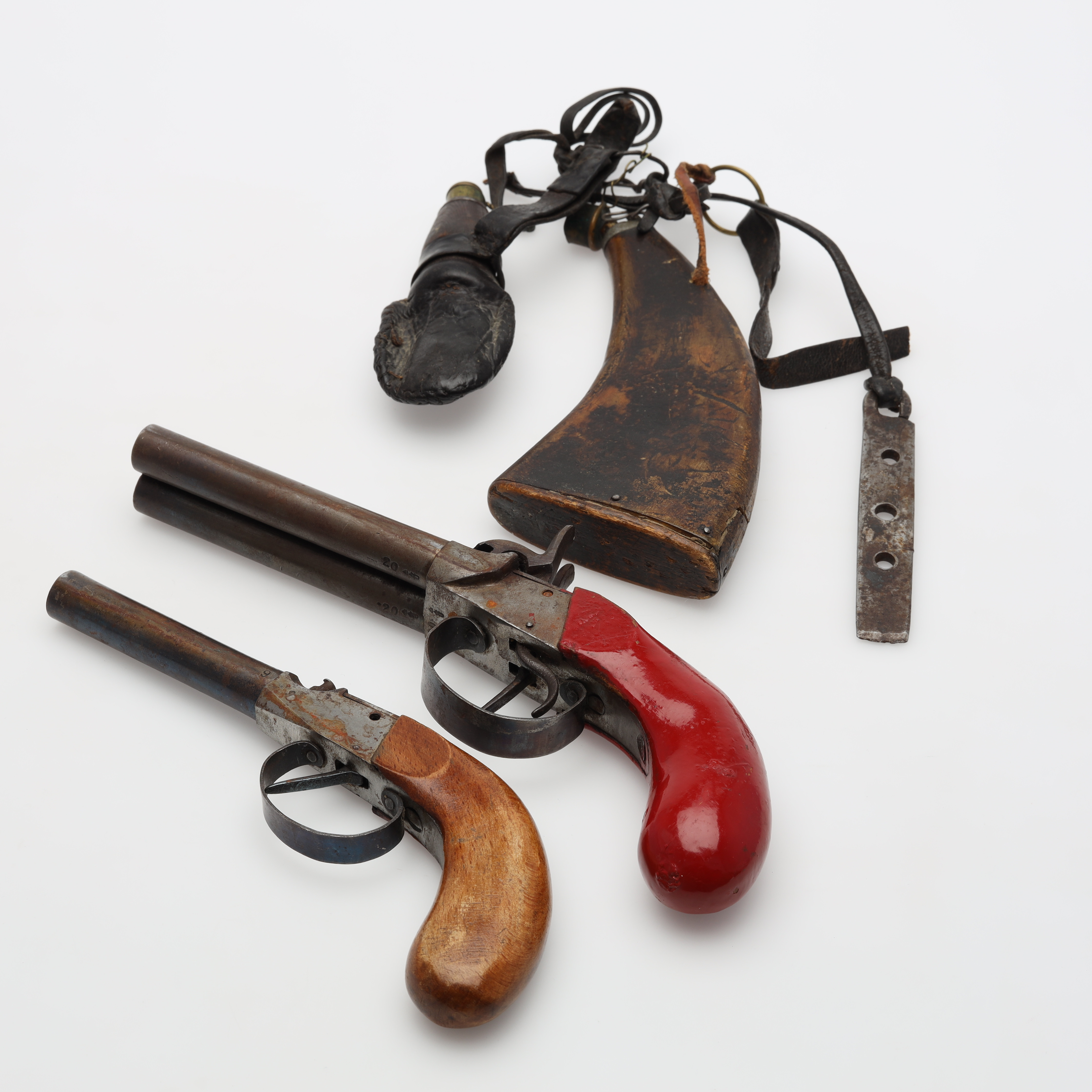 SLAGLÅSPISTOLER 2 stycken samt kruthorn.