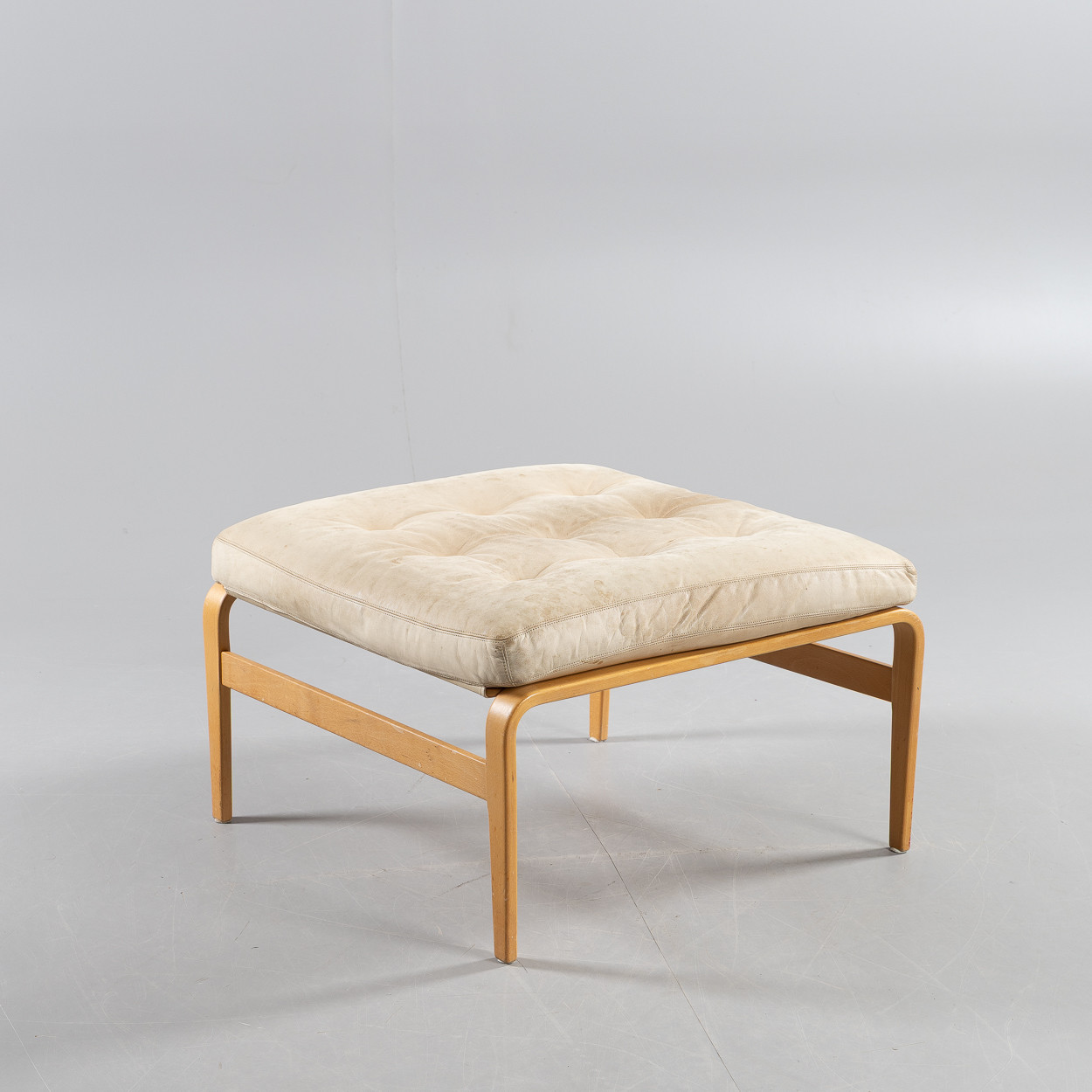 BRUNO MATHSSON. Fotpall "Ingrid", med läderdyna, Dux, 1900-talets senare del.