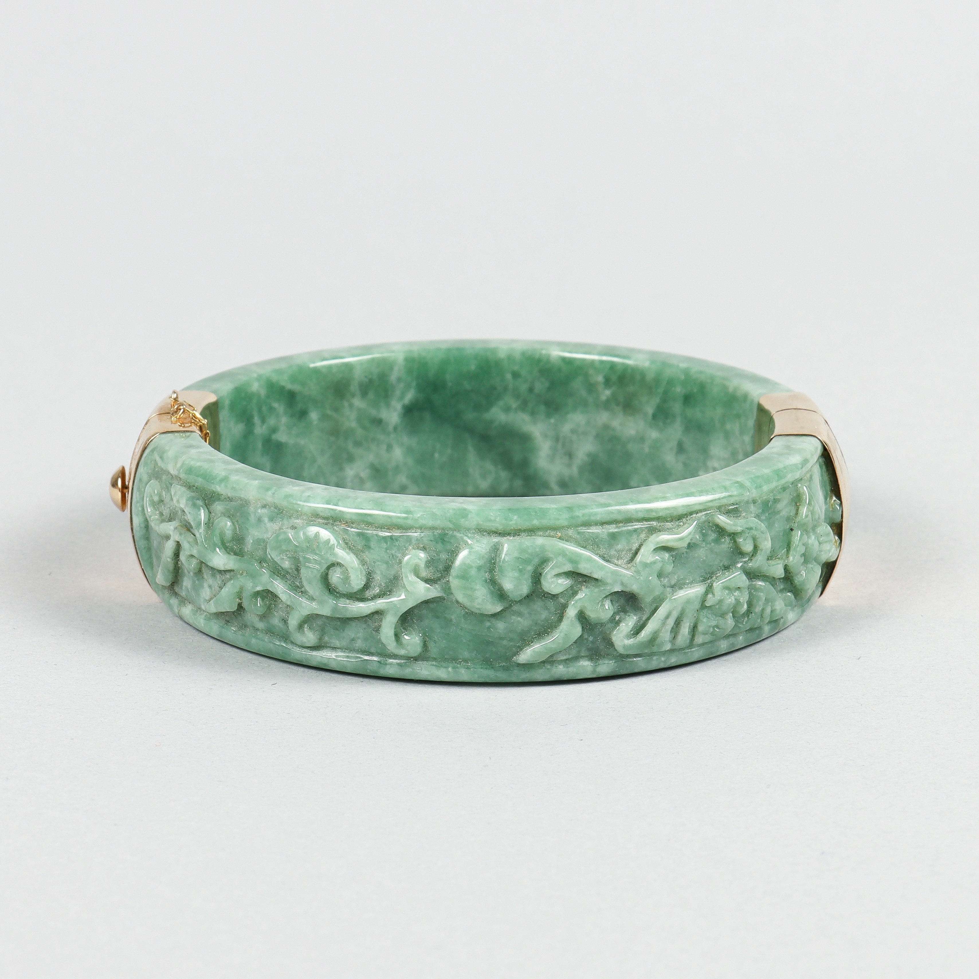 ARMRING, skuren jade och 14k guld, Kina, 1900-tal.