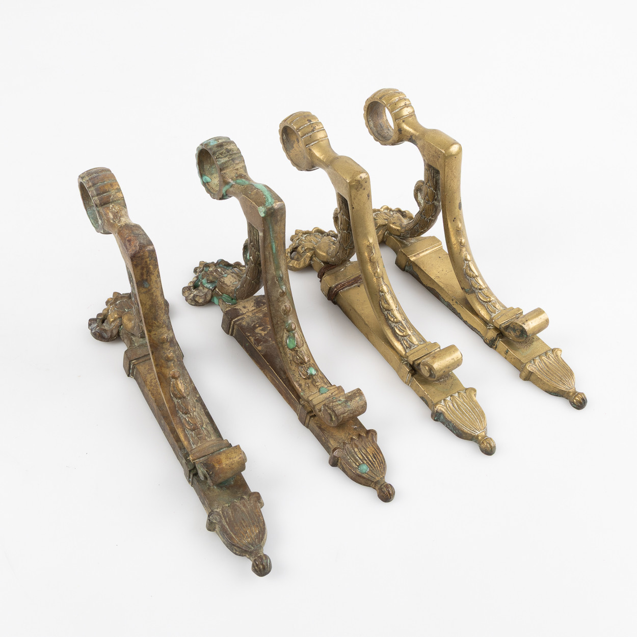 GARDINSTÅNGSHÅLLARE, 4st. i Louis XIV-stil, brons. Frankrike, 1800-talets andra hälft.