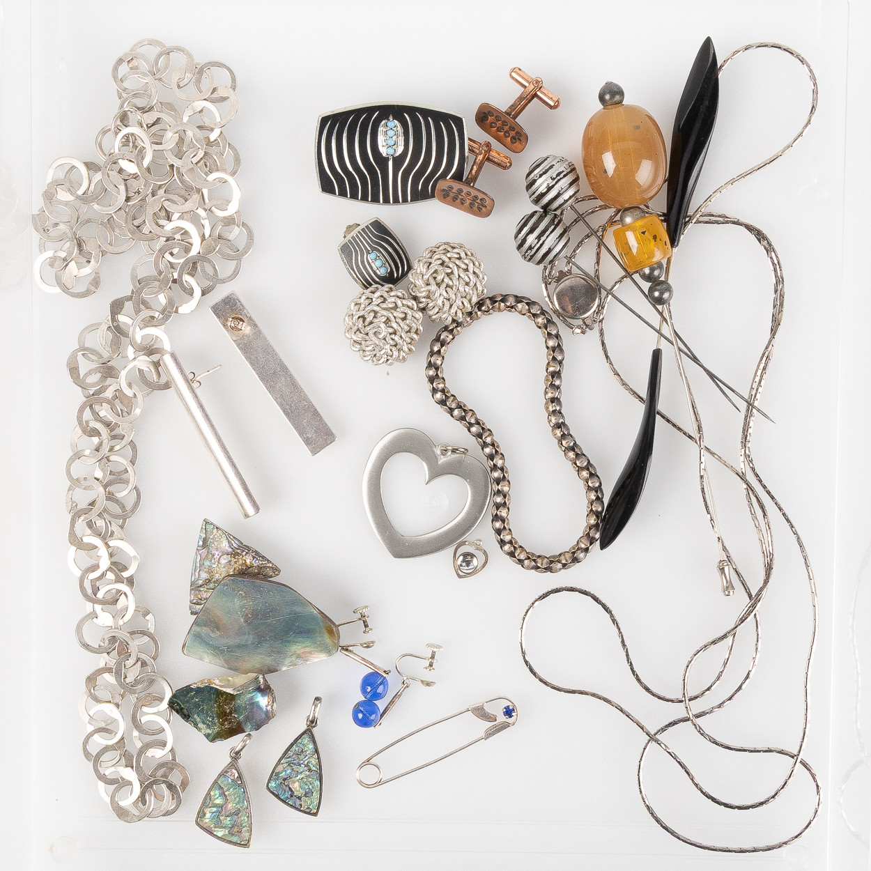 SAMLING SMYCKEN, Bijouterier, i silver, metall, emalj, pärlemor, ressin, plast, glas, och tenn, ca 1960-1990.