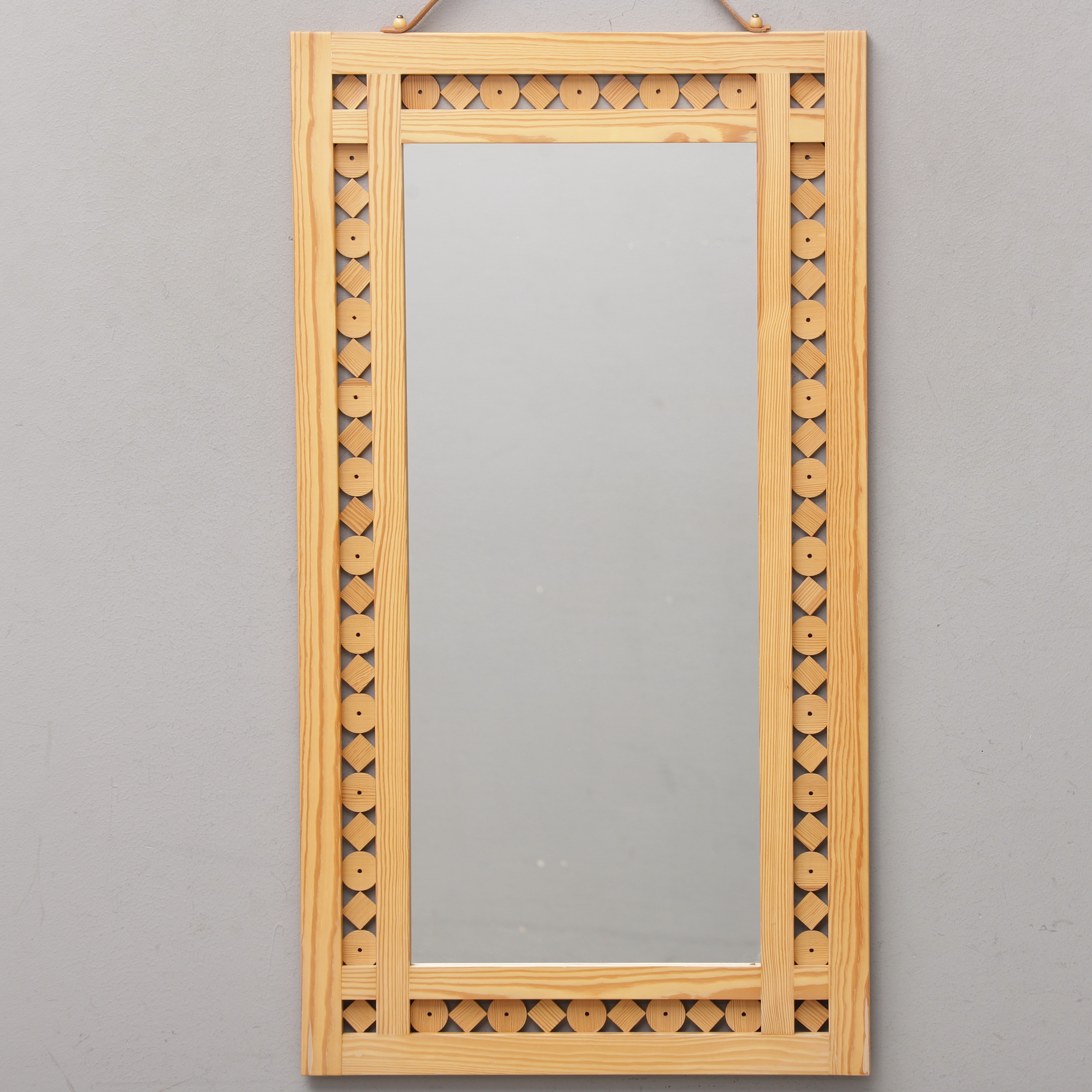 SPEGEL, furu/läder, hemslöjd, 1900-talets andra hälft.