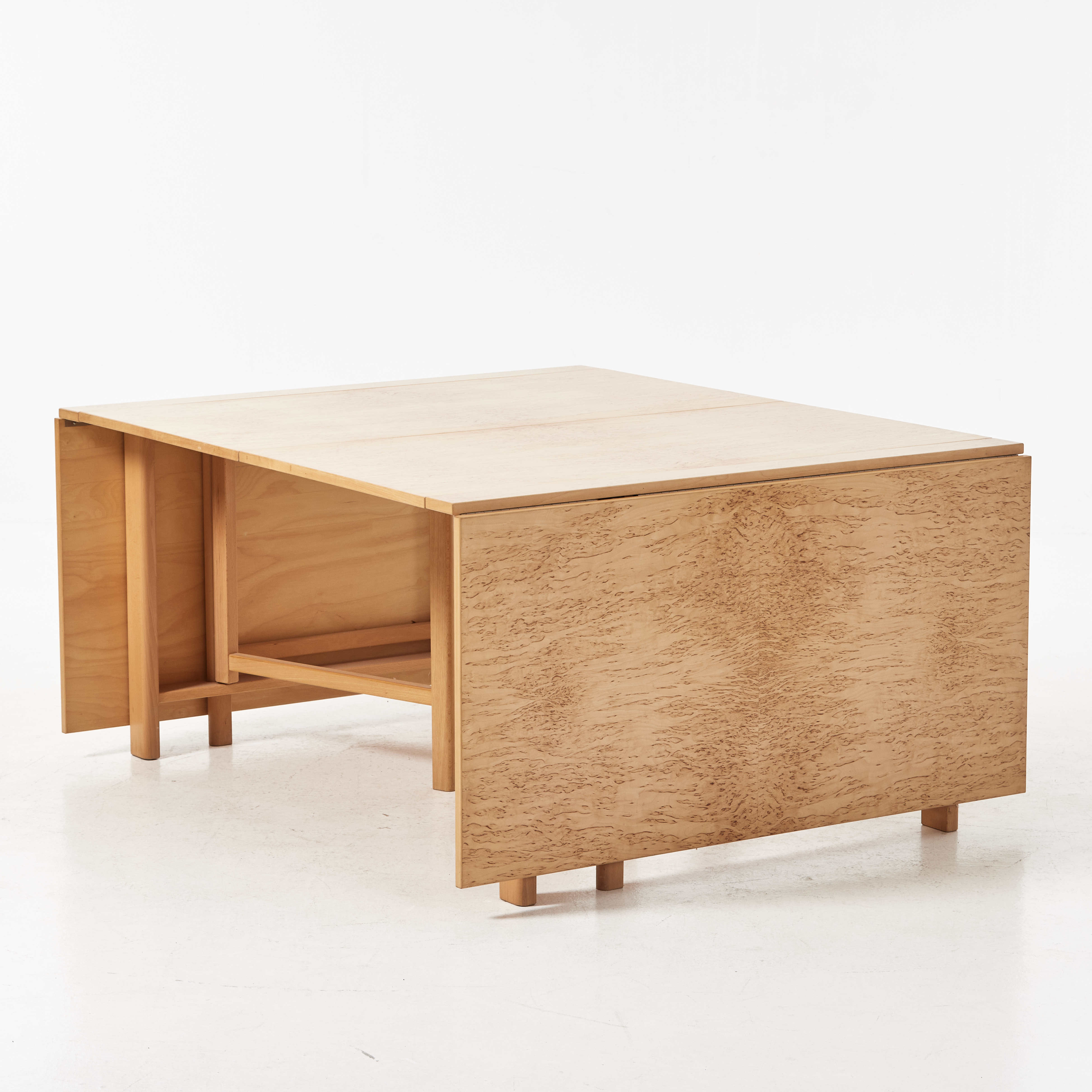 BRUNO MATHSSON. Fällbord, "Maria Flap", masurbjörksfanérad skiva, brännmärkt, DUX, höjd 63 cm.