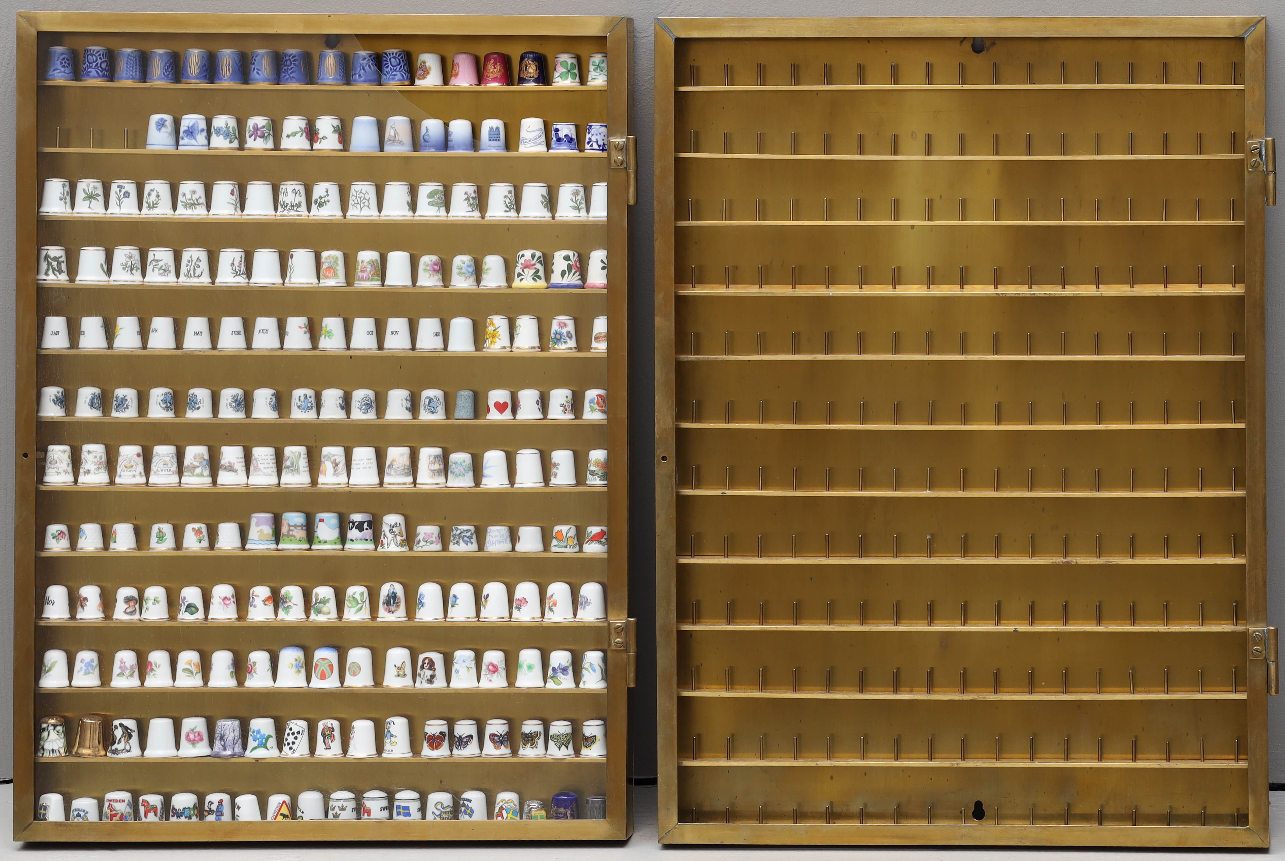 DISPLAYSKÅP för FINGERBORGAR, 2 st, metall samt glas.