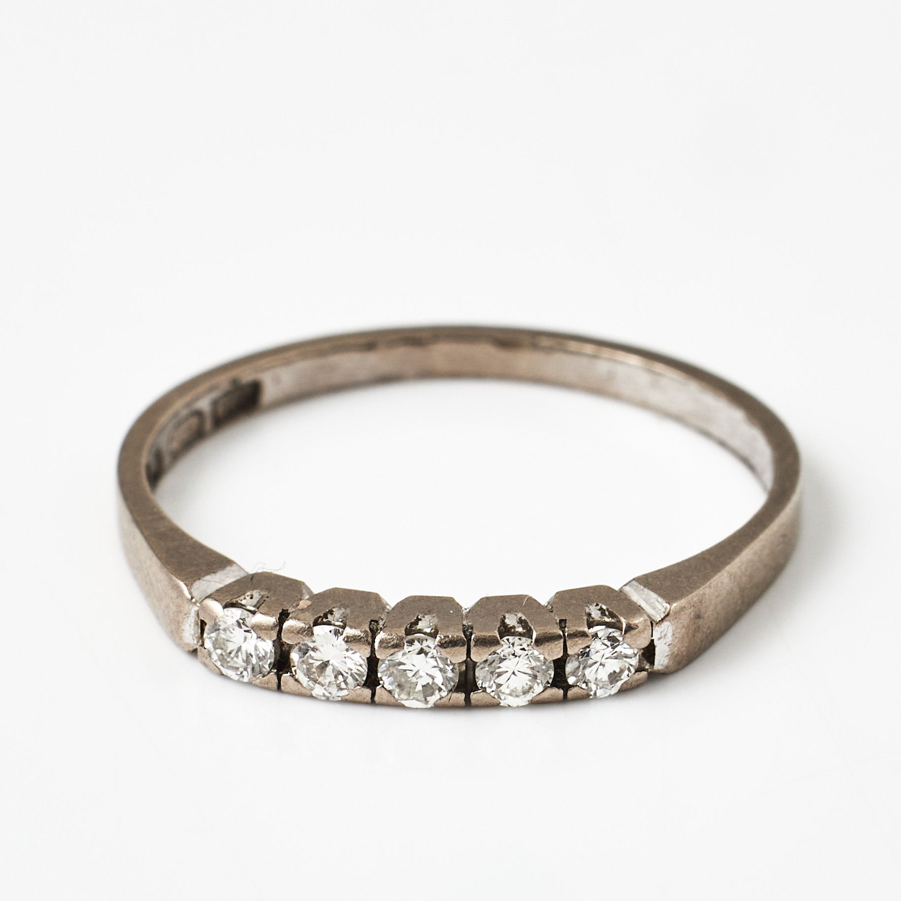 RING, 18 k vitguld, 5 briljantet totalt ca 0,20 ct, enligt gravyr, stämplad BON, 1985.