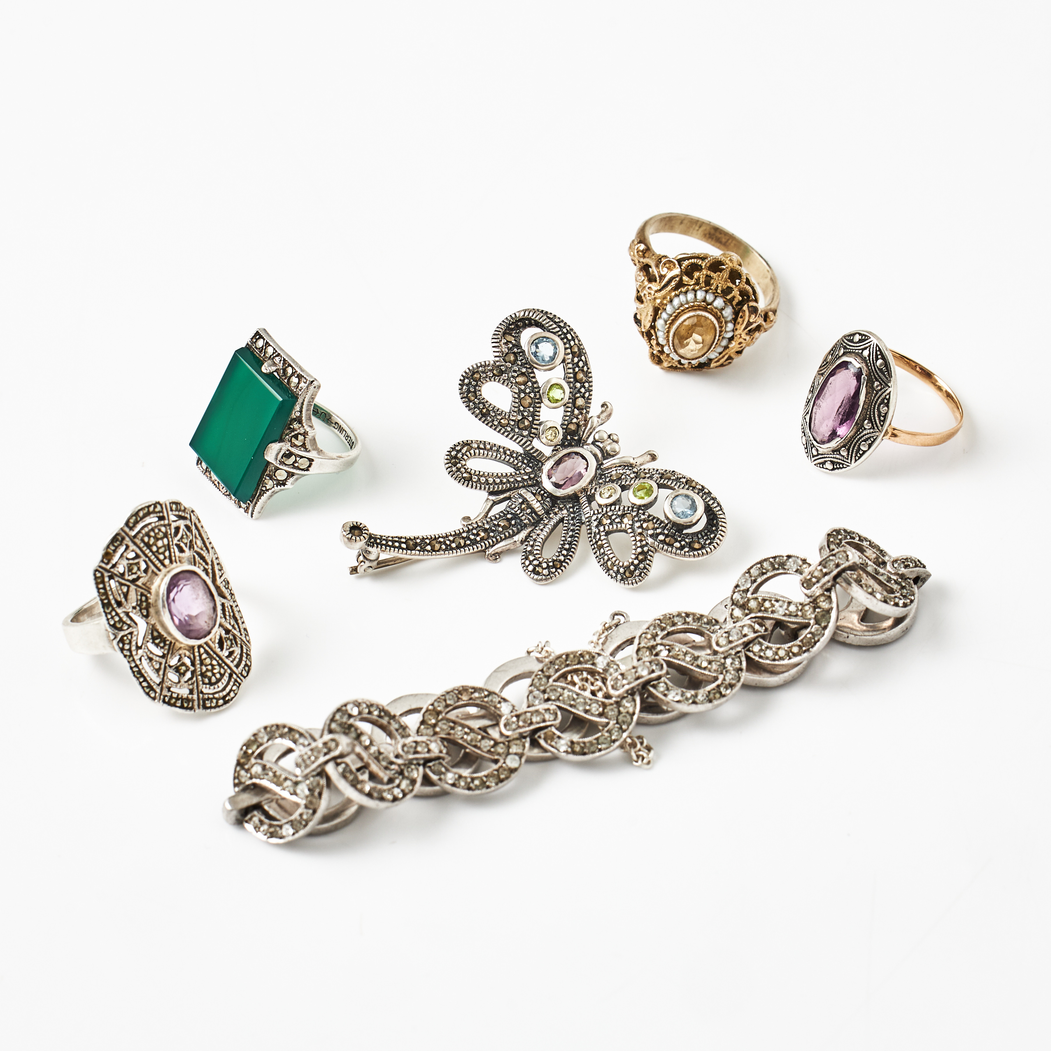 RINGAR, 4 st., varav en med fasettslipad citrin med krans av orientpärlor, omkring 1900 resp. 18 k guldskena med lila glassten, ARMBAND, BROSCHER, 2 st, silver, delvis med markasiter, en i form av trollslända resp. blomkvist.