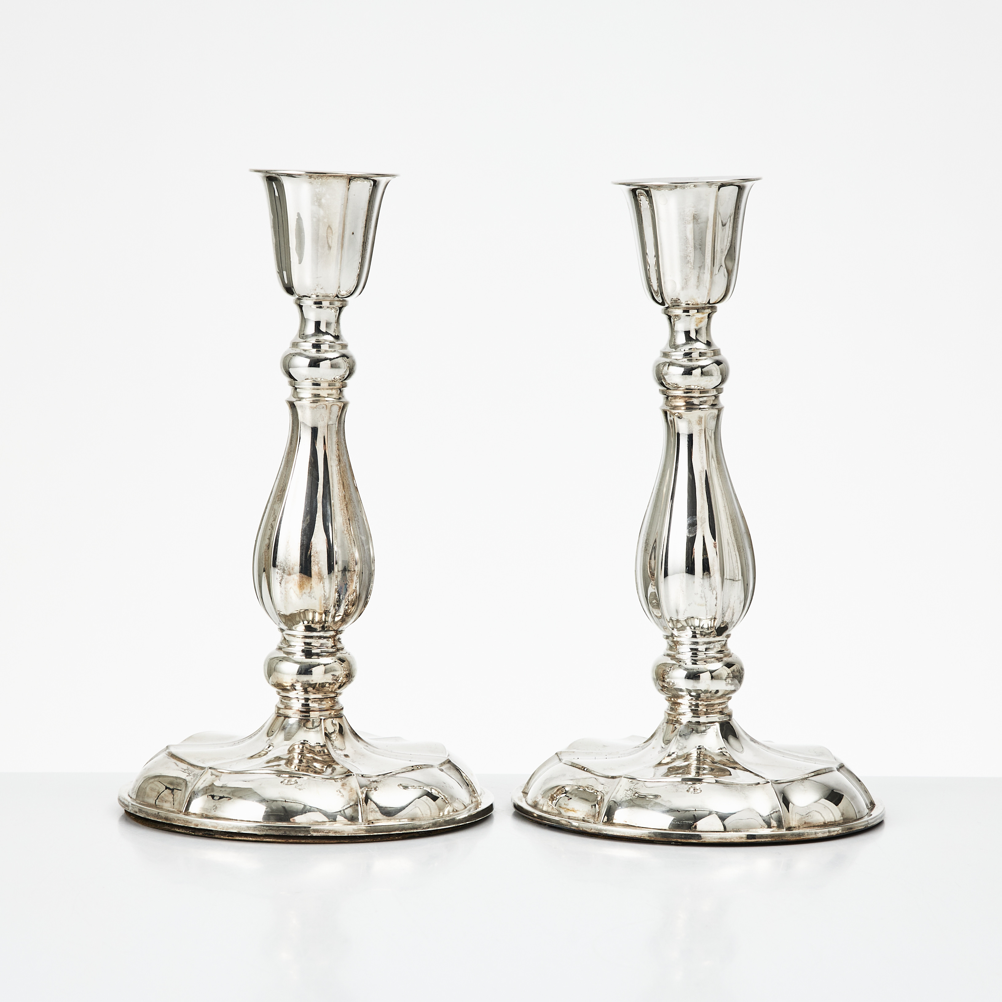 LJUSSTAKAR, ett par, silver, K&EC 1954, balusterformat skaft.