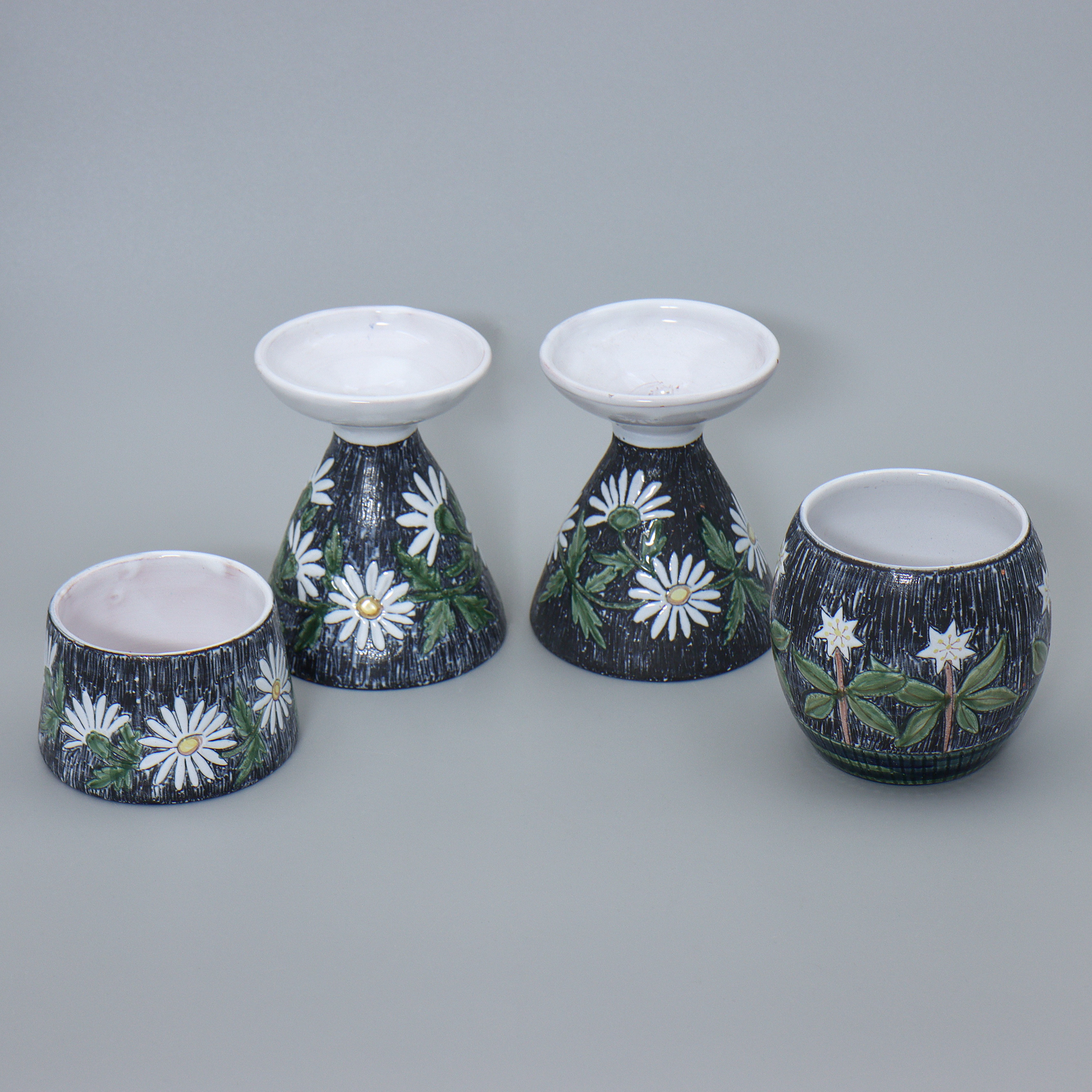 KARIN KARLSSON, GAMLA UPPSALA. PARET LJUSSTAKAR SAMT TVÅ VASER, KERAMIK.