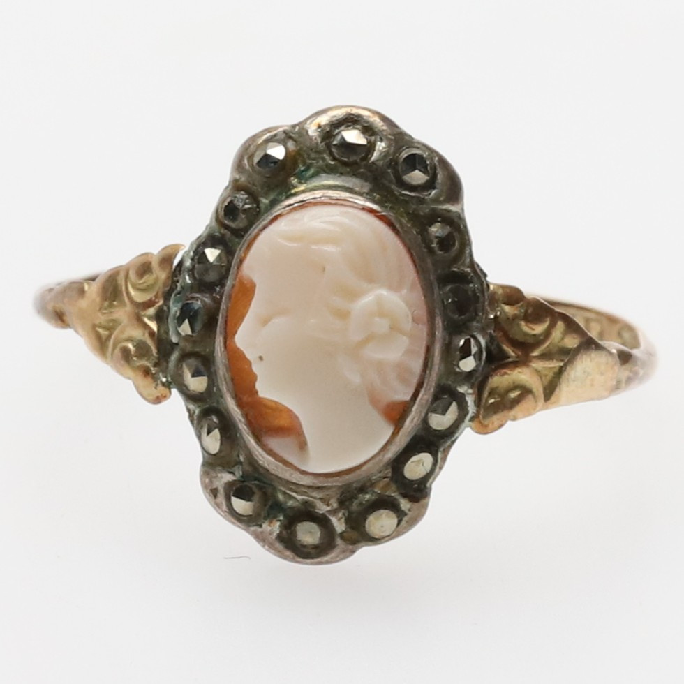 Ring 18K guld med snäckskalscamé och pyrit.