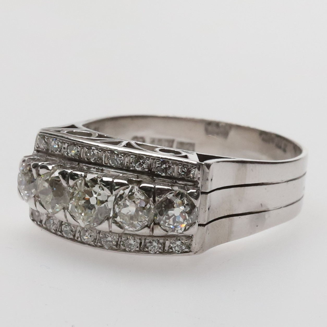 ELLSTRÖM & ÅHRLING. Ring, 18K vitguld, gammal och briljantslipade diamanter, ca 10 gram.