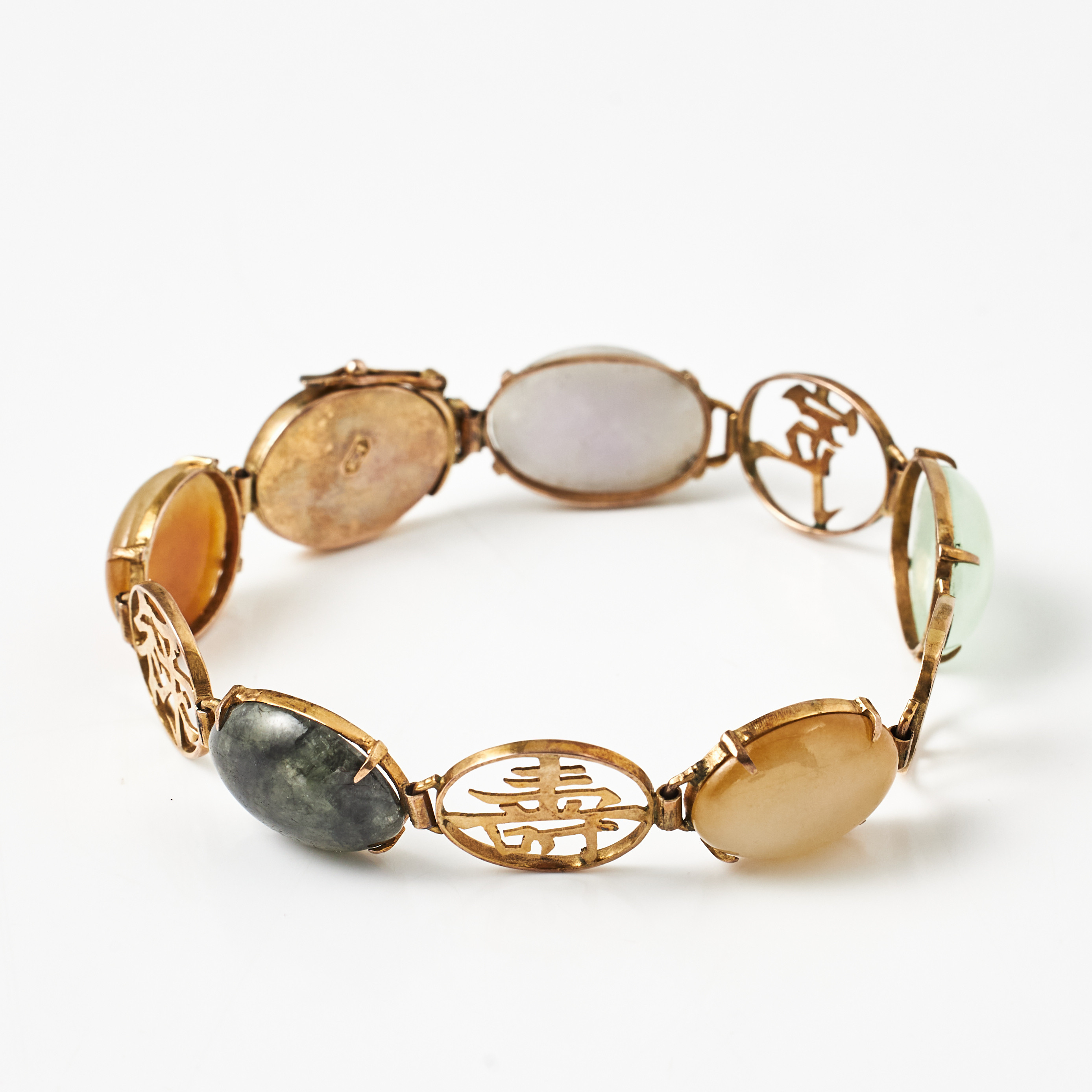 ARMBAND, 14 k guld, infattade ovala cabochonslipade ädelstenar bl a agater, mellanliggande dekordelar med kinesiska tecken.