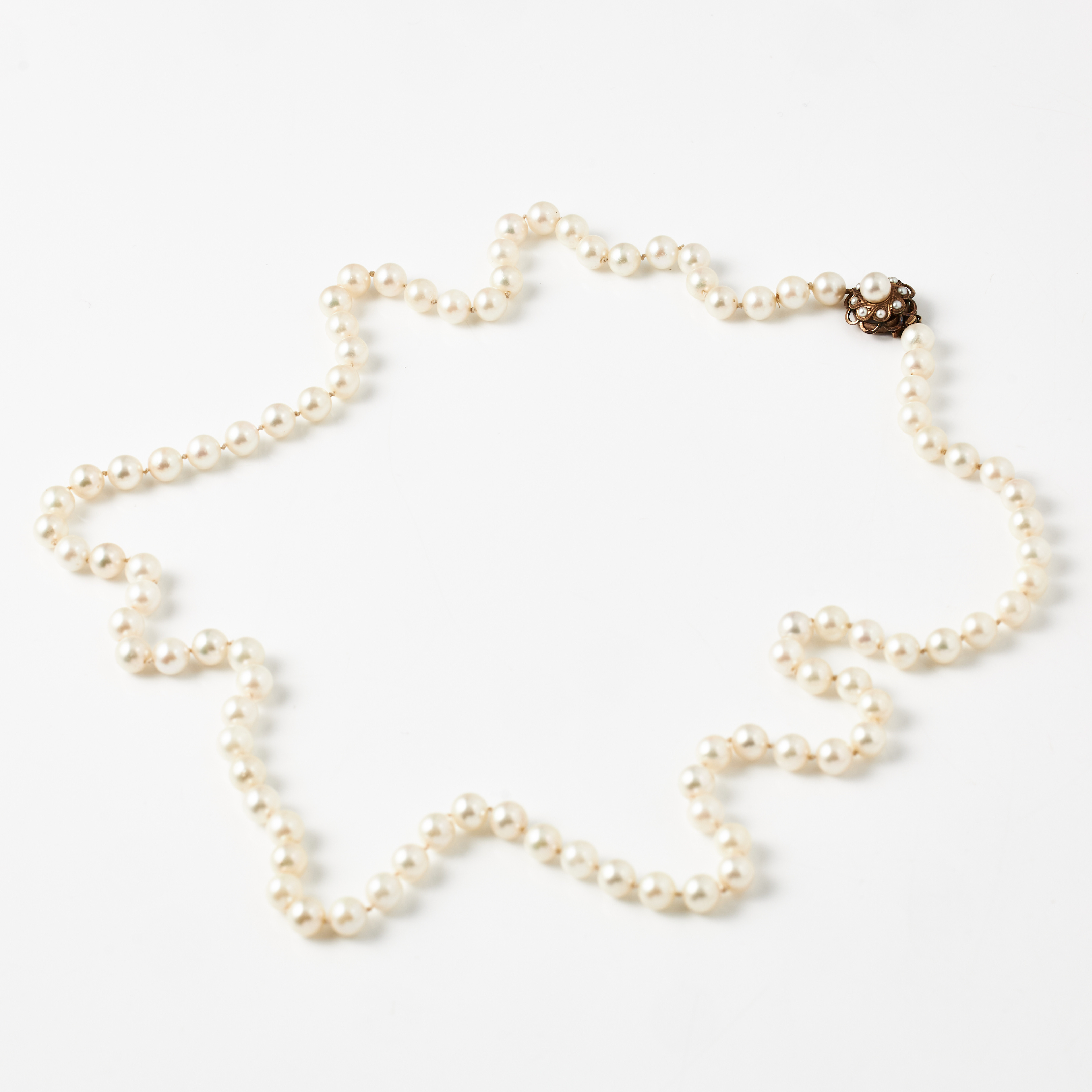 COLLIER, odlade saltvattenspärlor ca 7,3-7,7 mm, lås, 14 k guld, dekor med dito pärlor, enligt uppgift inköpt i Japan på 1950-talet.