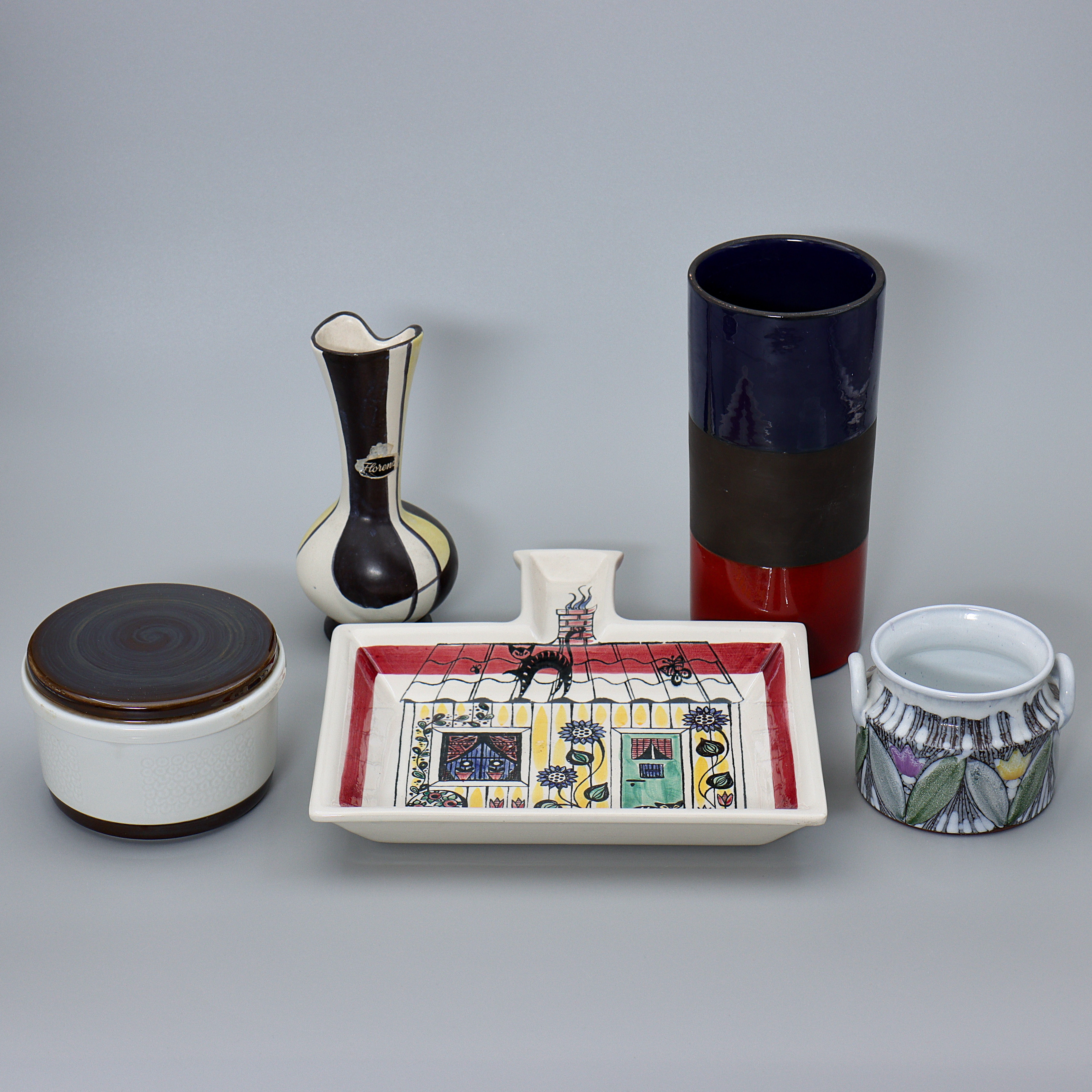 5 DELAR KERAMIK, VAS GABRIEL, KAROTT JIE GANTOFTA, BURK MED LOCK "FORMA" RÖRSTRAND, VAS TYKSLAND SAMT LITET KRUS.