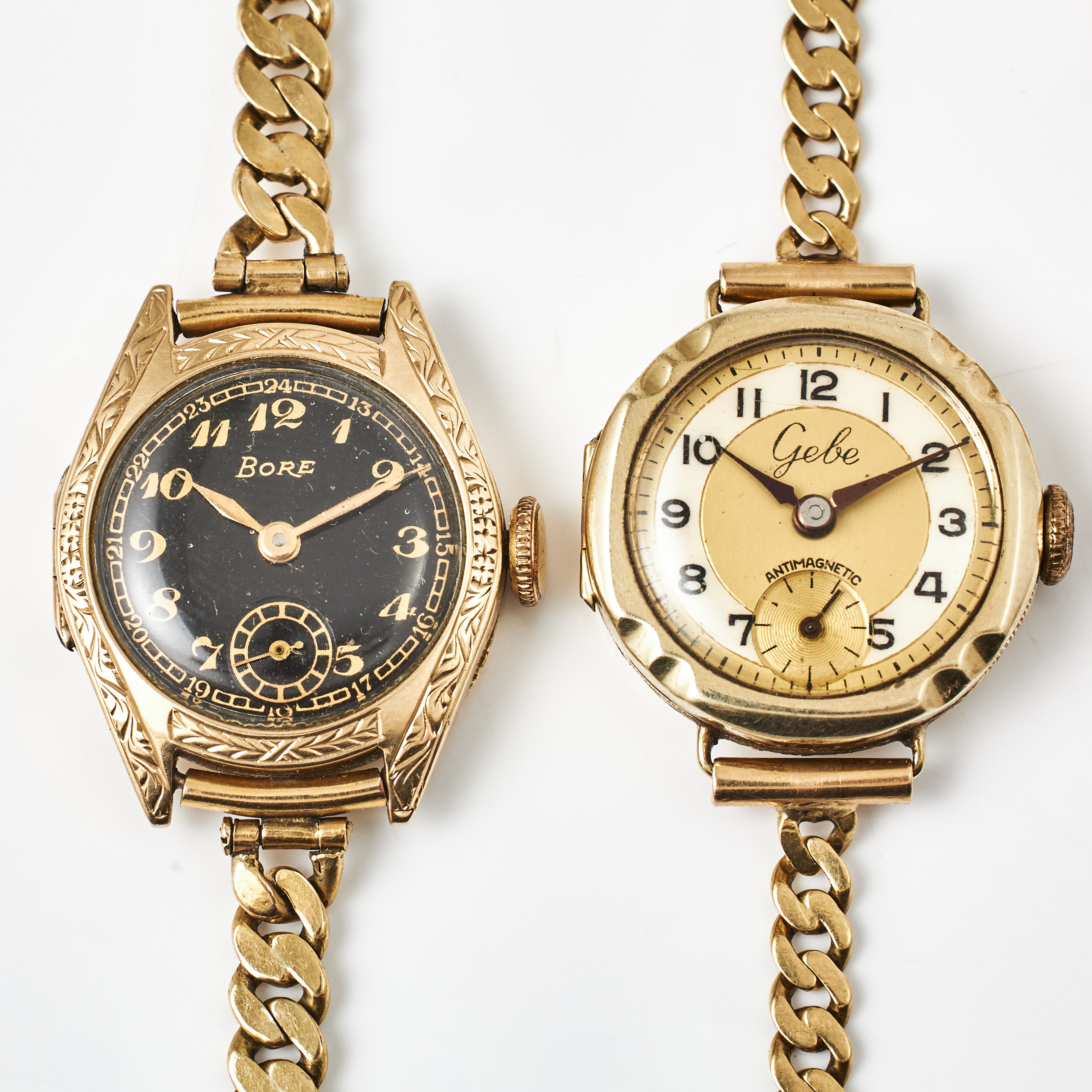 ARMBANDSUR, 2 st., 14 k guld, manuella, arabiska siffror, plexiglas, 1910/1920-tal, varav en med armband i 18 k guld, manglad pansarlänk, Gustaf Dahlgren & Co, Malmö resp. oädel metall.