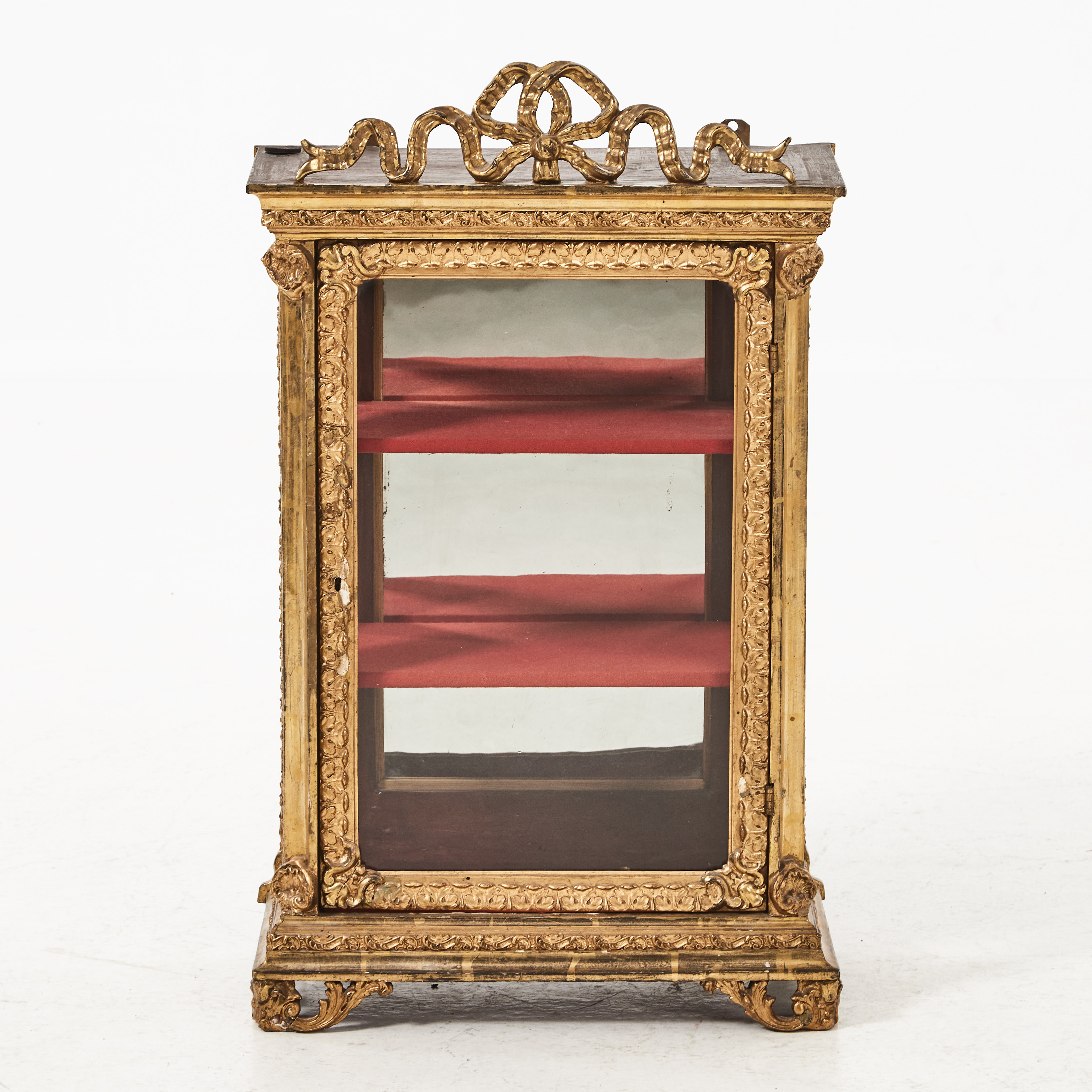 VITRIN, för bord eller vägg, blandstil, förgyllt och bronserat trä samt pastellage, glas, 1800-tal, Sydeuropa. Inredning med hyllor.