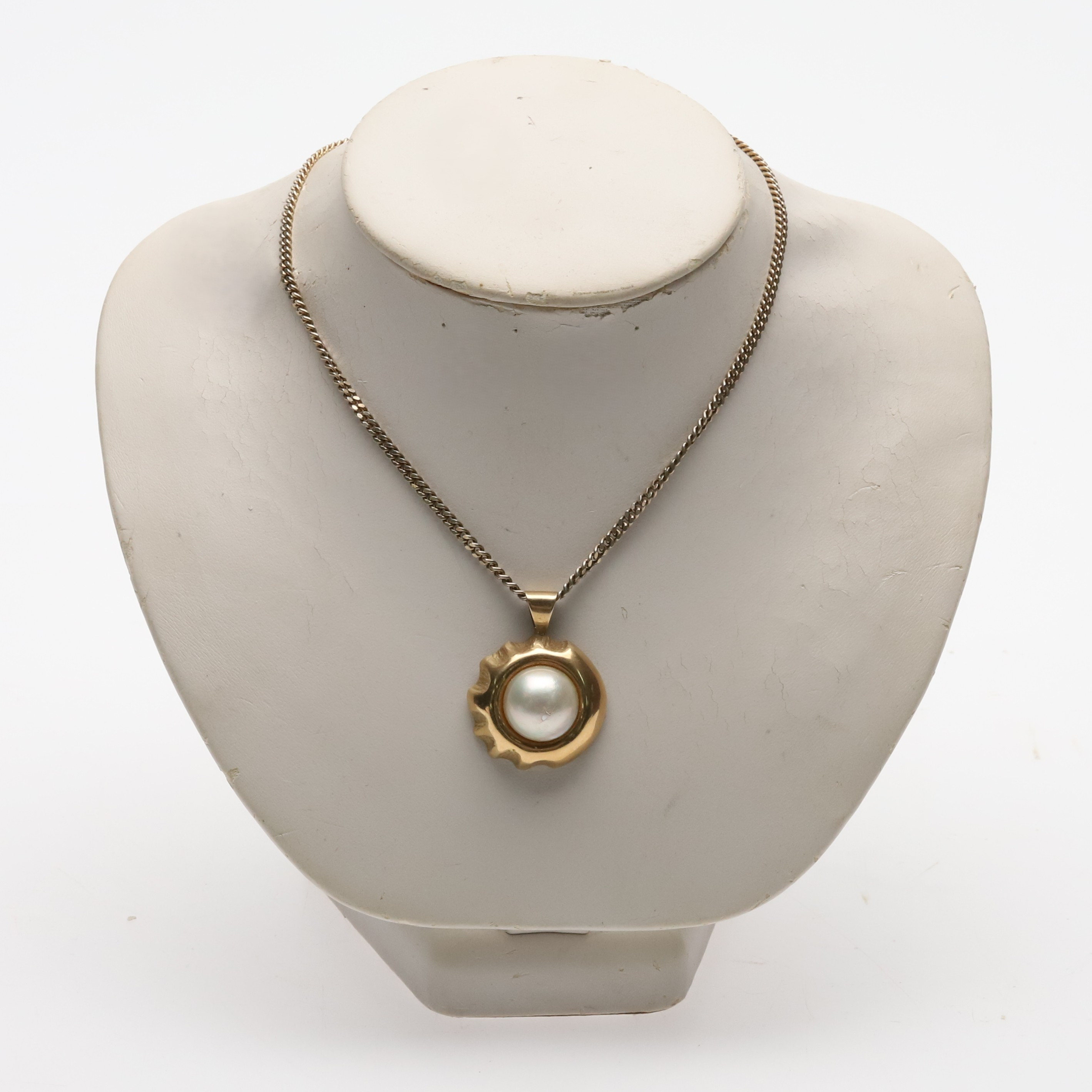 ALF HALLDIN. Hängsmycke, 18K guld med halvpärla, 11,4 gram.