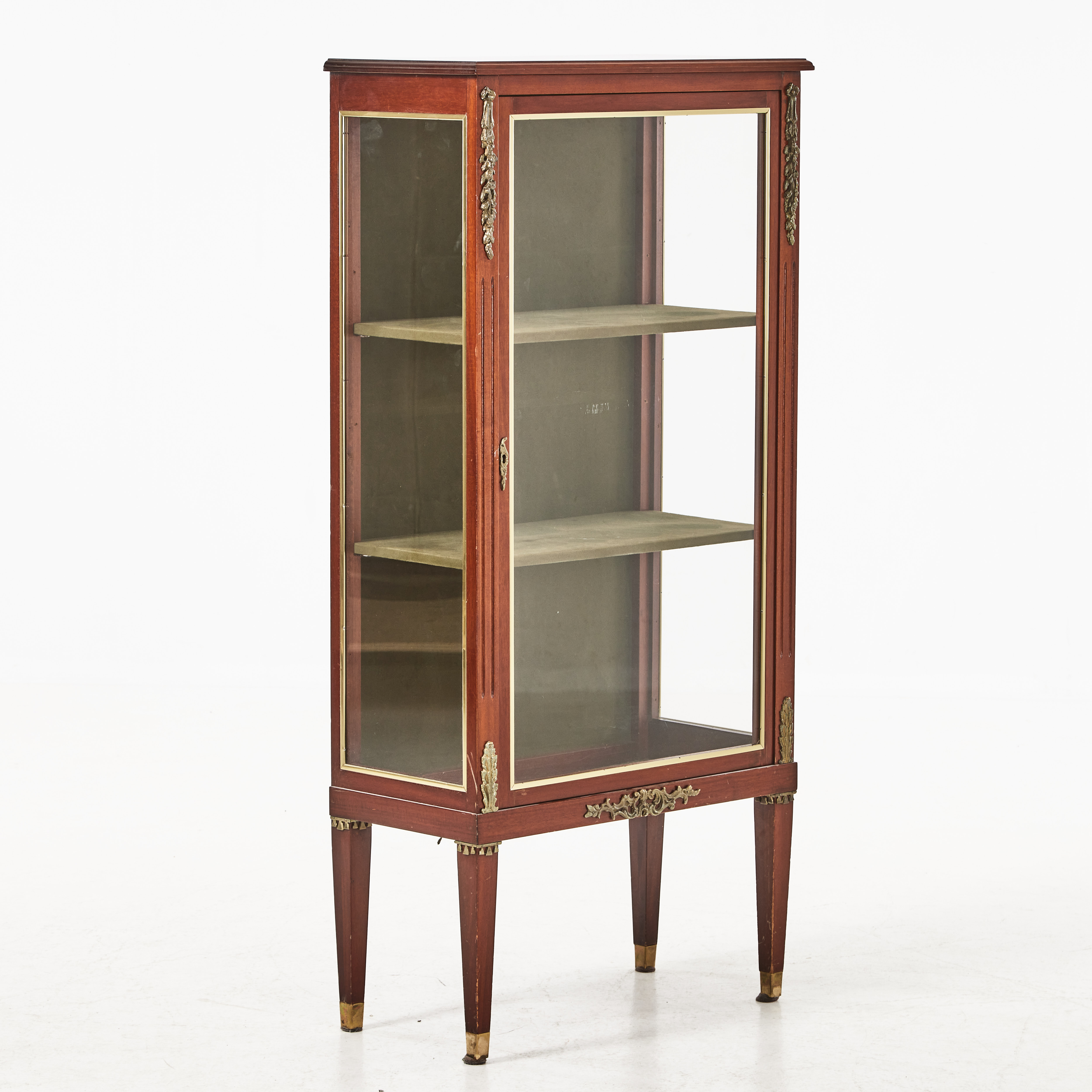 VITRINSKÅP, gustaviansk stil, 1900-talets mitt, fanerat i mahogny, beslag av mässing. inredning med textilklädda hyllor.