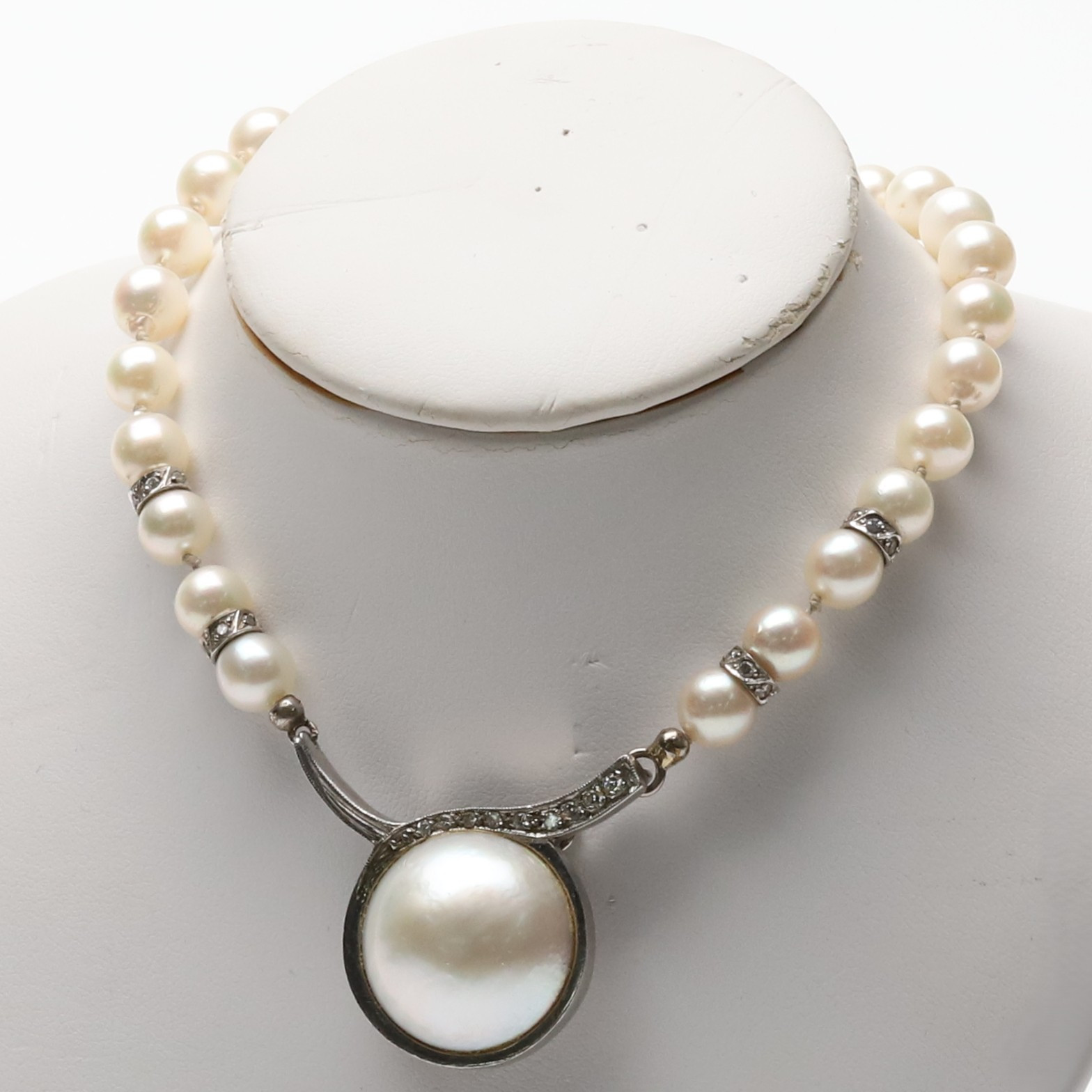 ALF HALLDIN. Collier, Alf Halldin, med odlade pärlor, lås vitguld med mabépärla och briljantslipade diamanter.