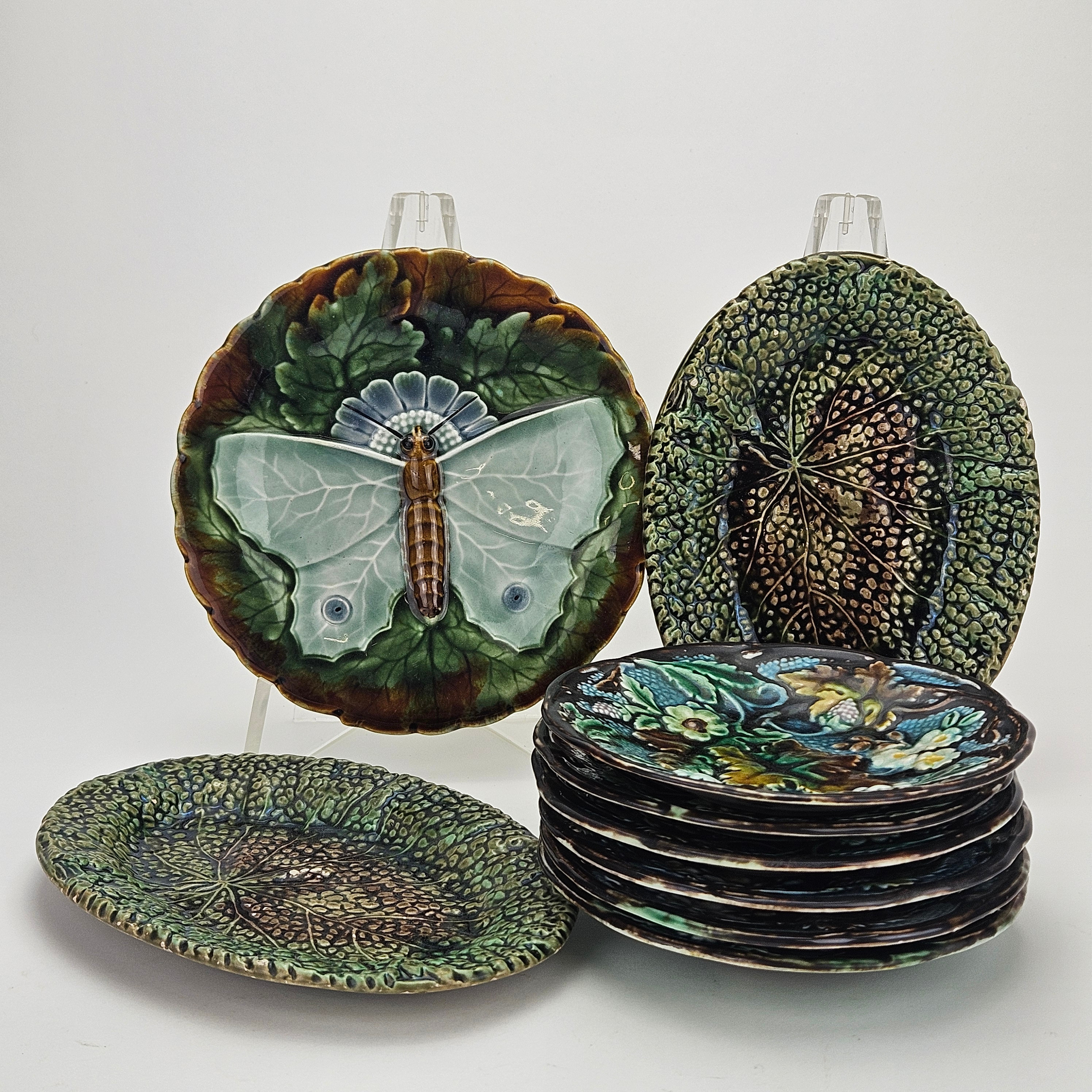 TALLRIKAR, 6+2+1 st, majolika, bland annat Rörstrand, omkring år 1900.