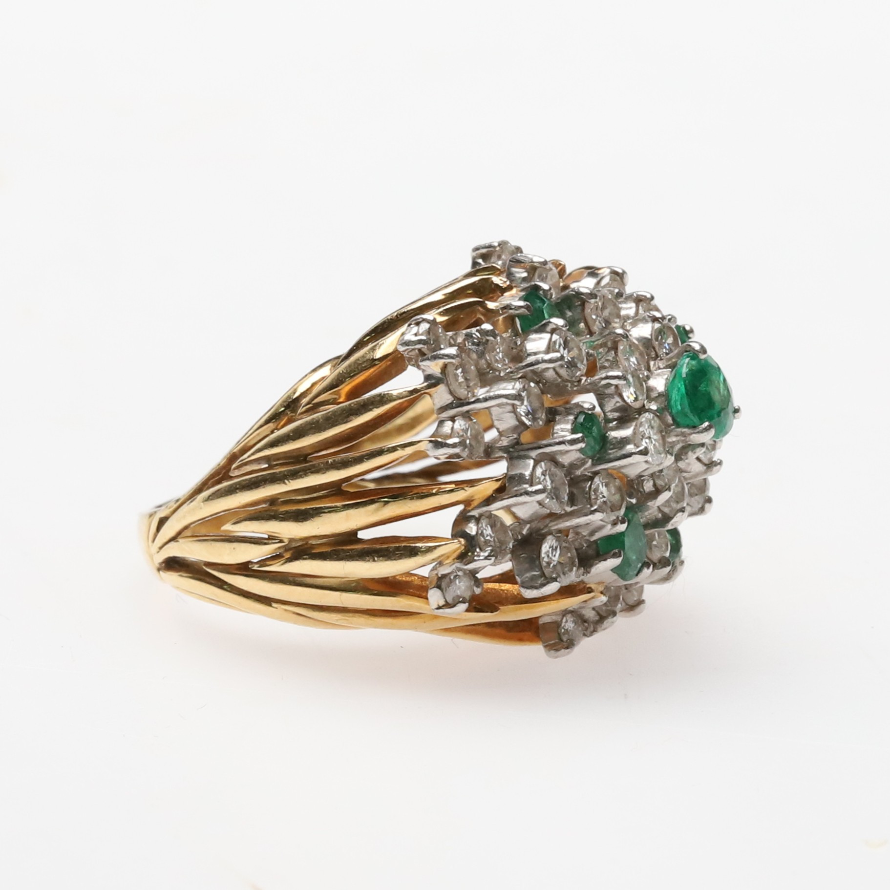 Ring, 18K guld med smaragder och briljantslipade diamanter.