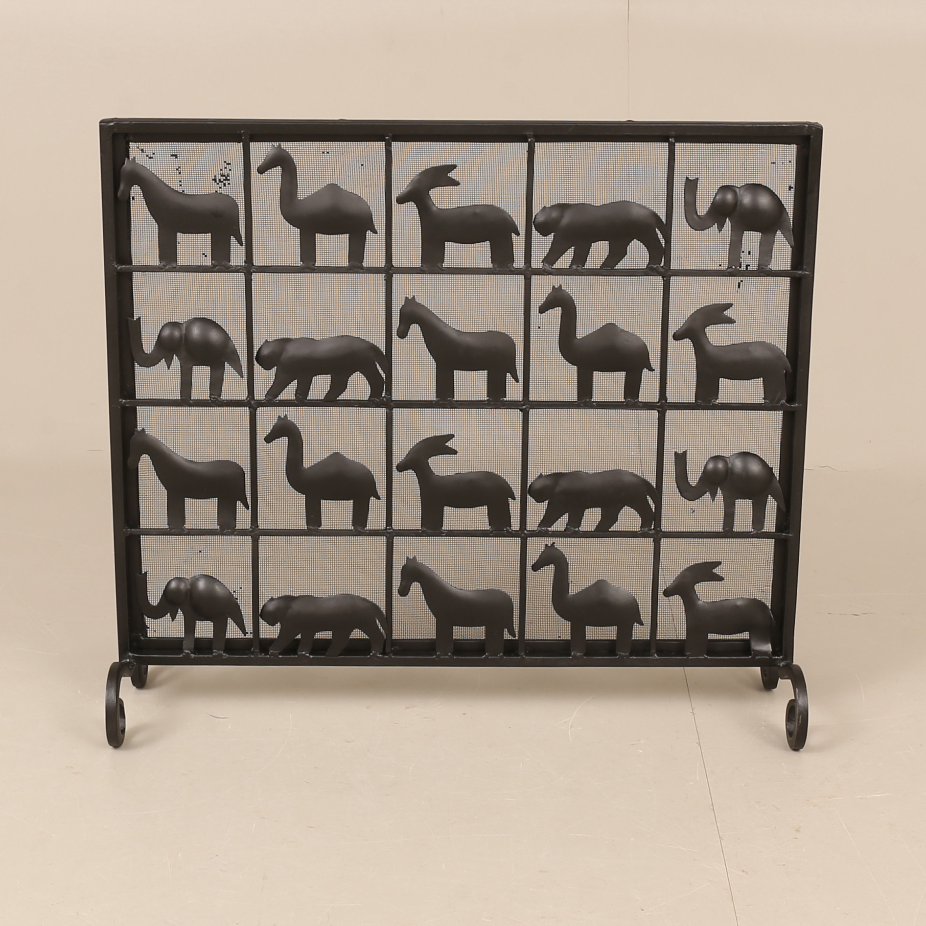 BRASSKYDD, järnsmide med reliefdekor av djur, 1900-talets senare del.